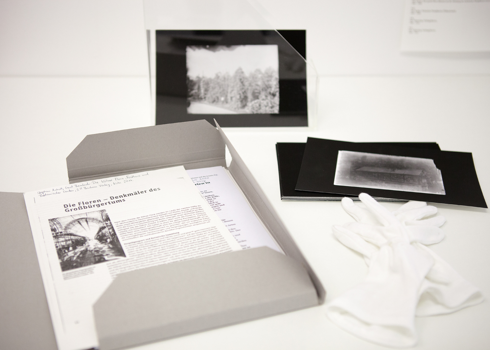 Installation view Glasmoog, Folder with texts and historical photographs