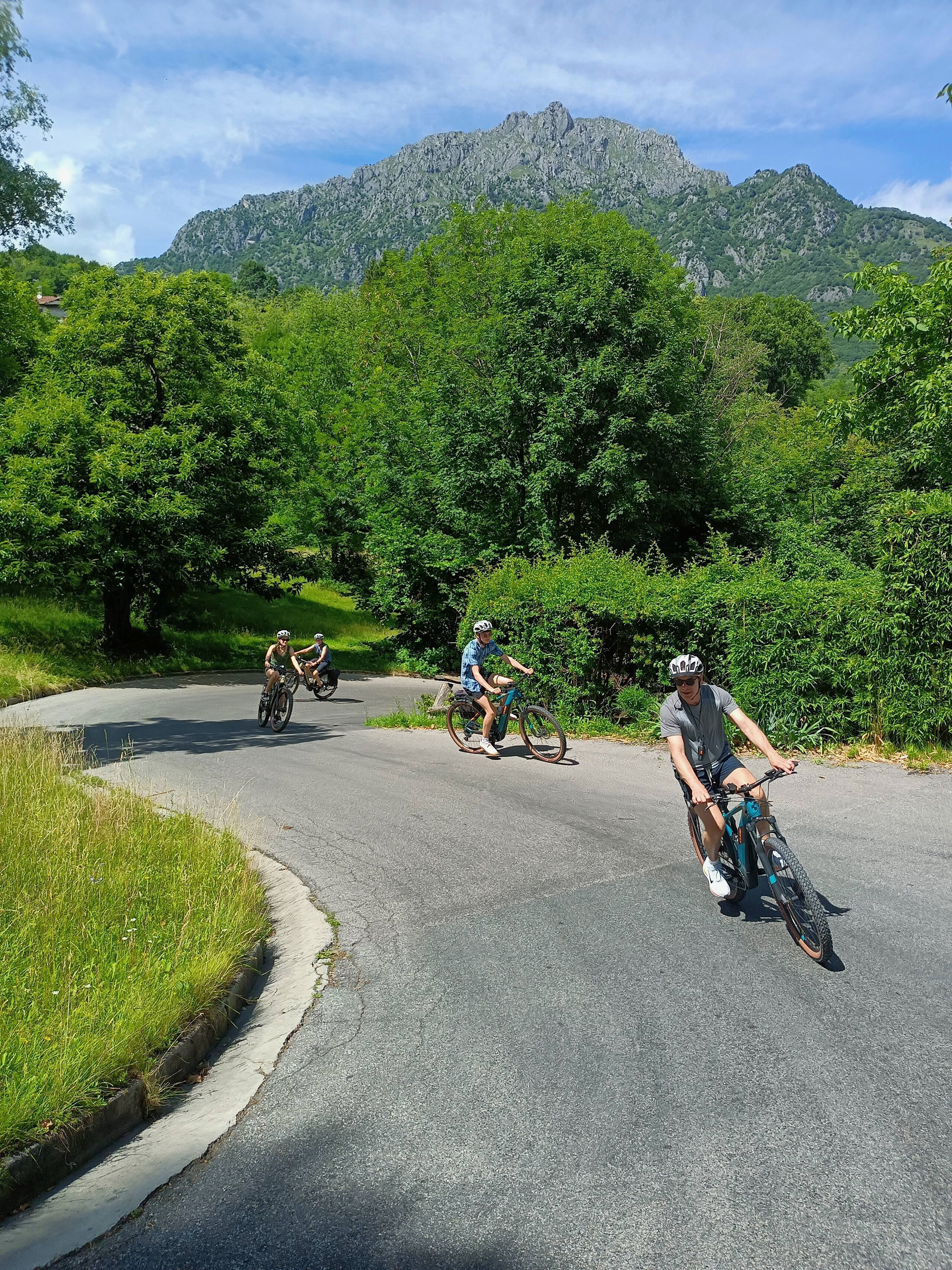 E-bike ride from mountain top to lakes