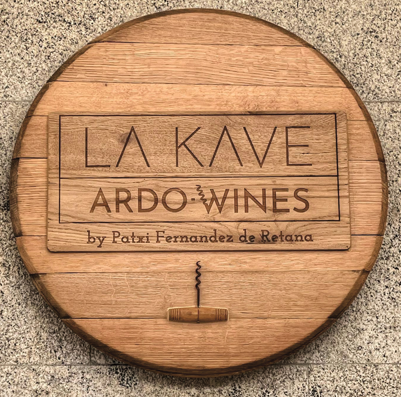 La Kave Ardo-Wines by Patxi Fdez. de Retana rótulo fachada
