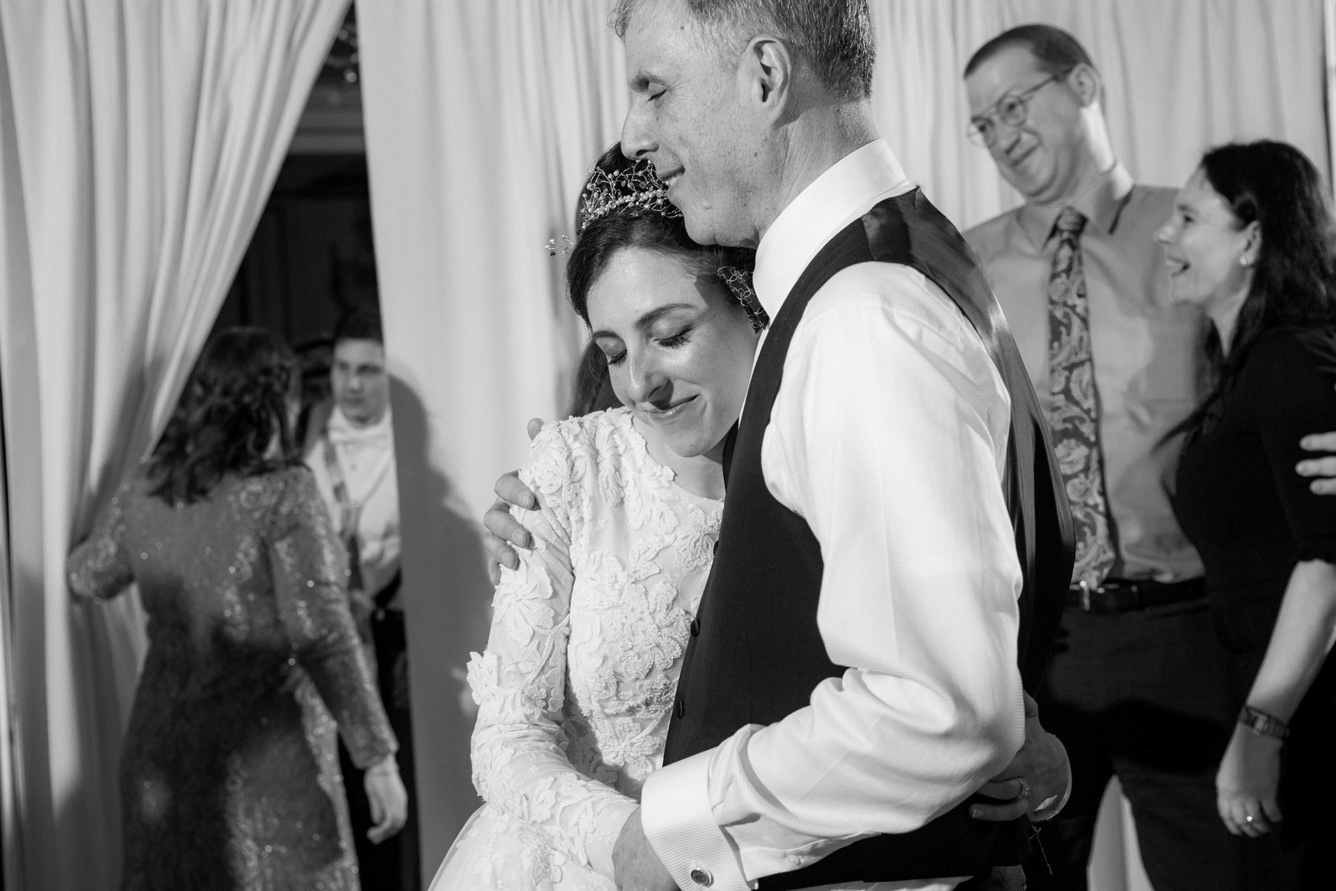 Modern Orthodox Jewish Wedding Grand Lodge Hunt Valley Baltimore Chosson Kallah Tish Bedeken Chuppah Party Portraits Spring Cloudy Rain Fran Berger