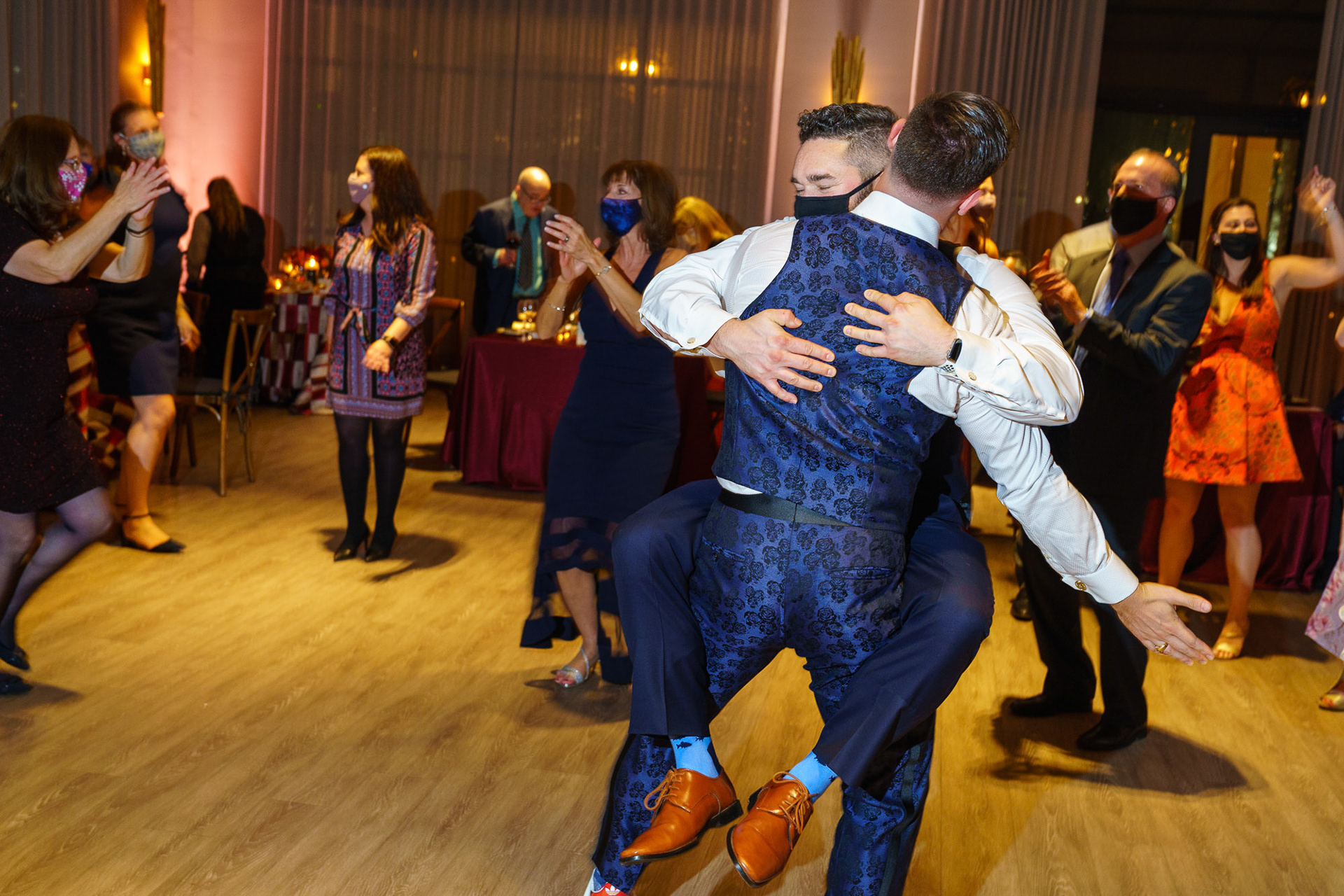 Melissa and Lee get married at Chizuk Amuno Congregation in Baltimore, MD on Saturday, November 7, 2020.