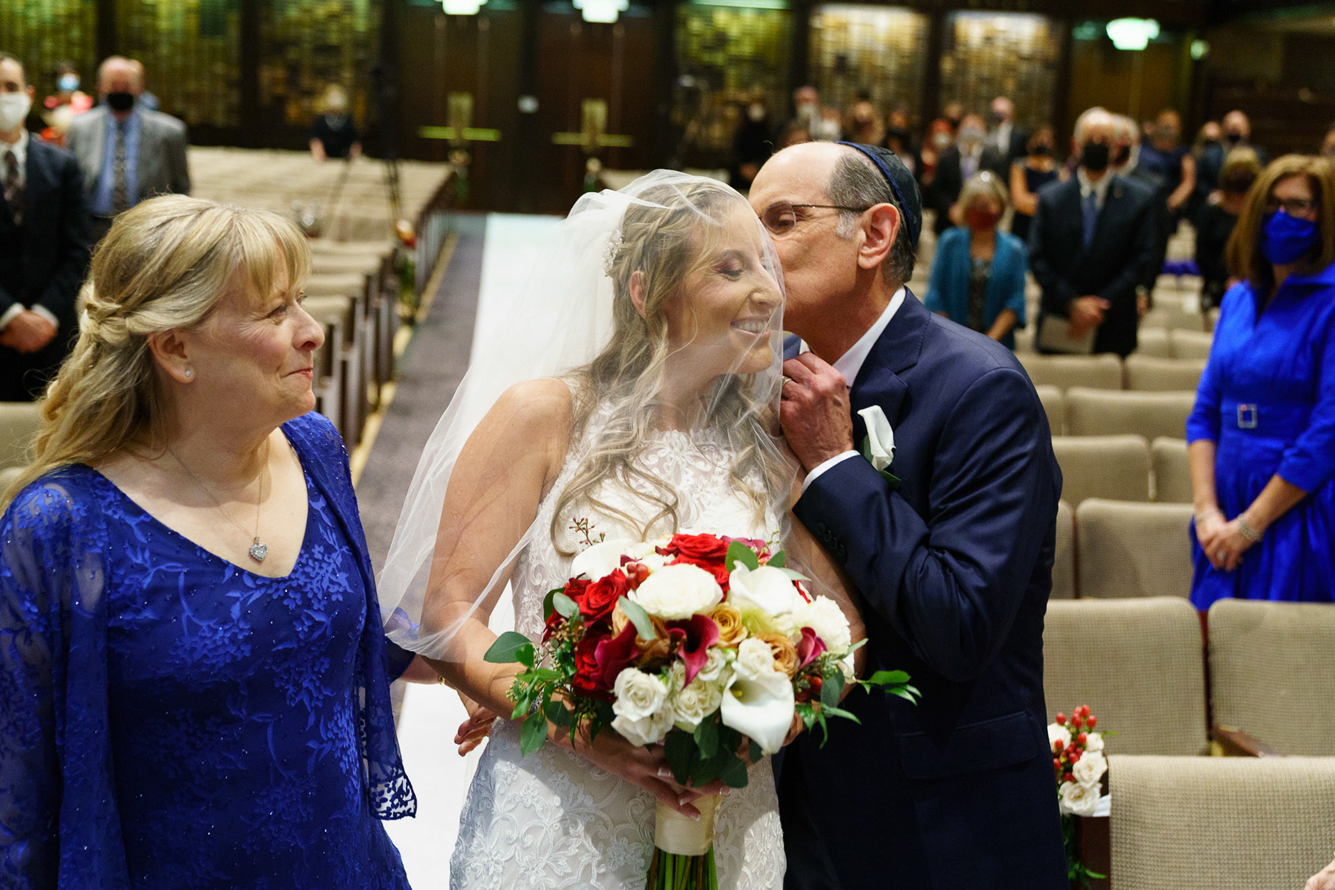 Melissa and Lee get married at Chizuk Amuno Congregation in Baltimore, MD on Saturday, November 7, 2020.
