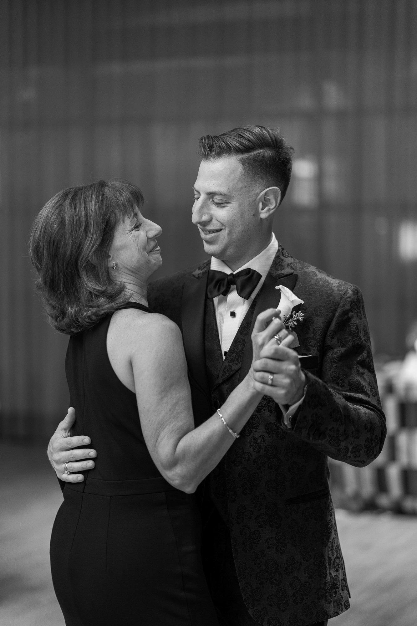 Melissa and Lee get married at Chizuk Amuno Congregation in Baltimore, MD on Saturday, November 7, 2020.