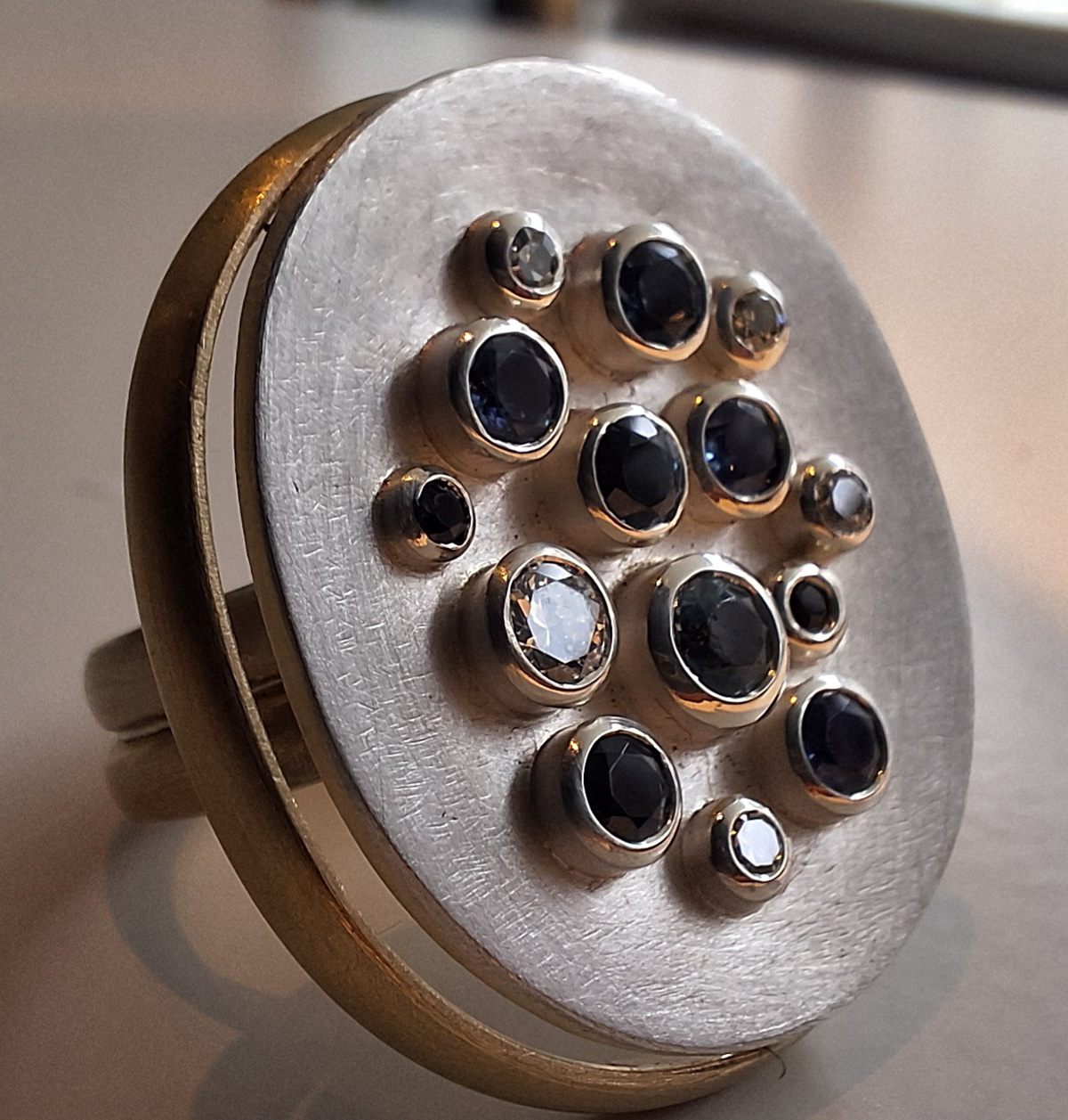 So kann eine Umarbeitung von Trauringen und vorhandenen Steinen aussehen.