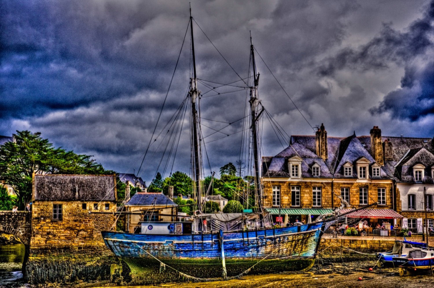 vieux voilier bleu au port