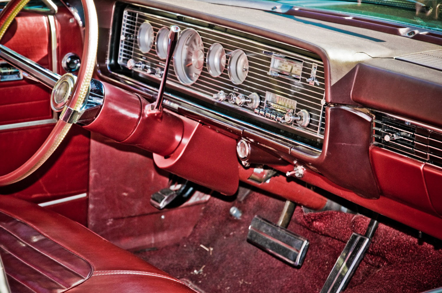 interieur vieille voiture rouge