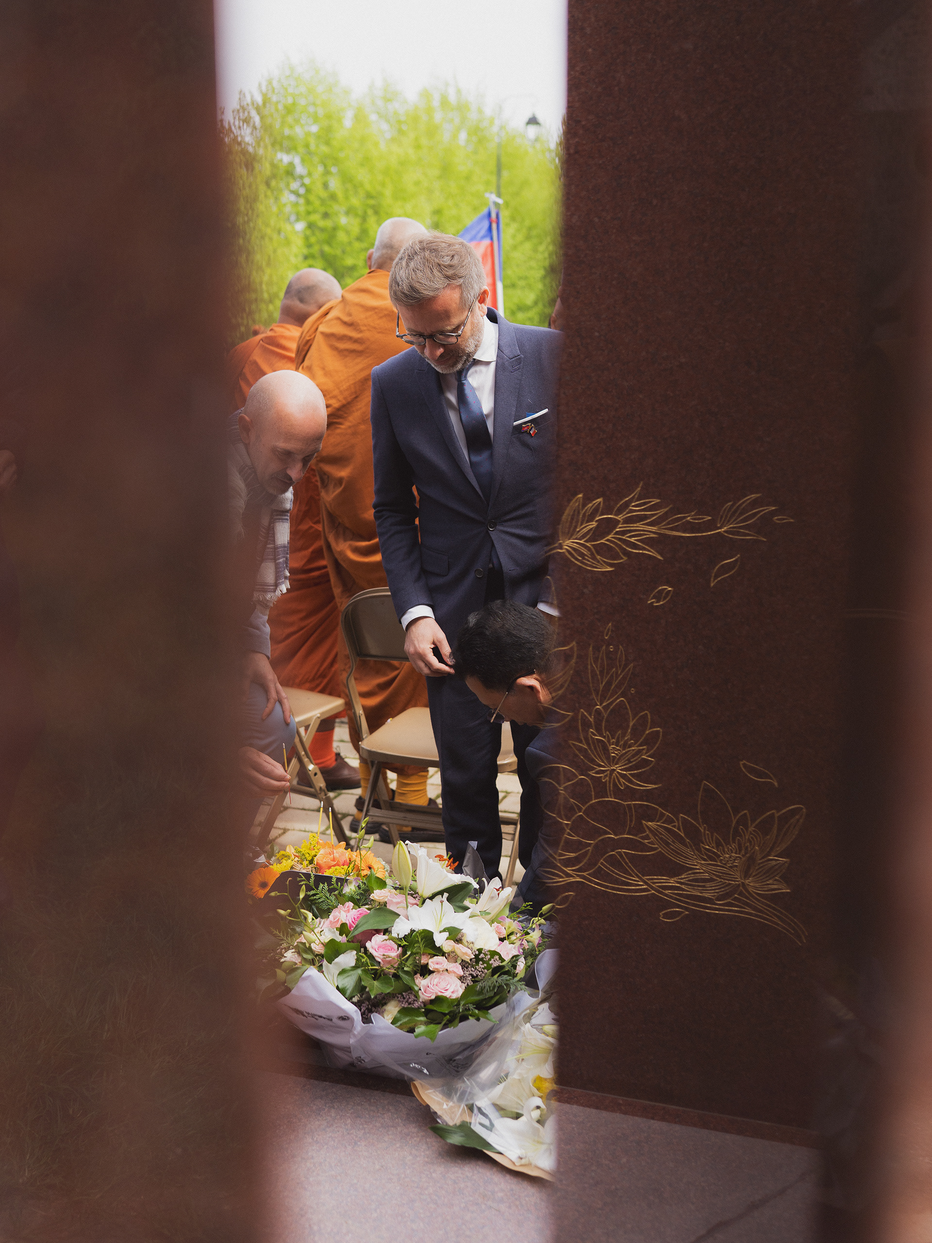 Dépose des fleurs par les élus au pied du mémorial