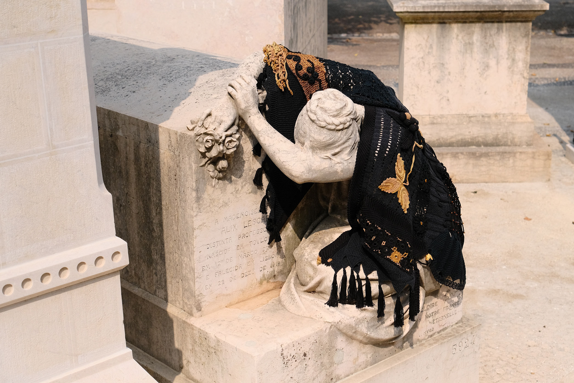 Instalação artística da obra Desígnios de Cláudia Conde no Jazigo de Mademoiselle Alix Desgards. Arte têxtil que explora a memória, a dor e o poder criativo feminino.