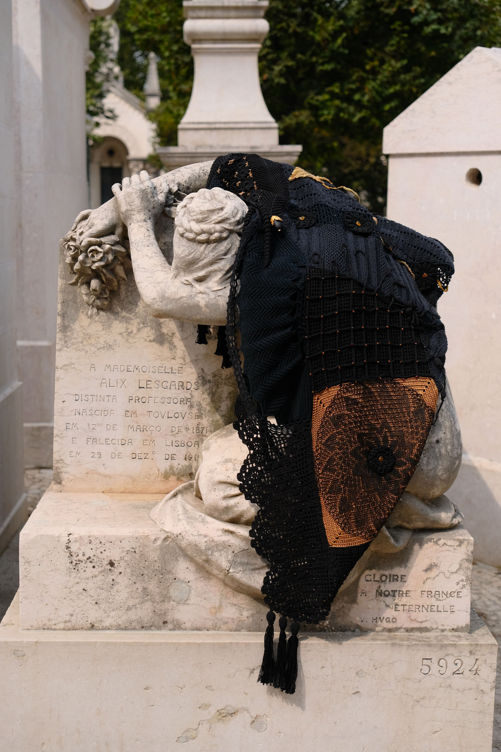 Instalação artística da obra Desígnios de Cláudia Conde no Jazigo de Mademoiselle Alix Desgards. Arte têxtil que explora a memória, a dor e o poder criativo feminino.