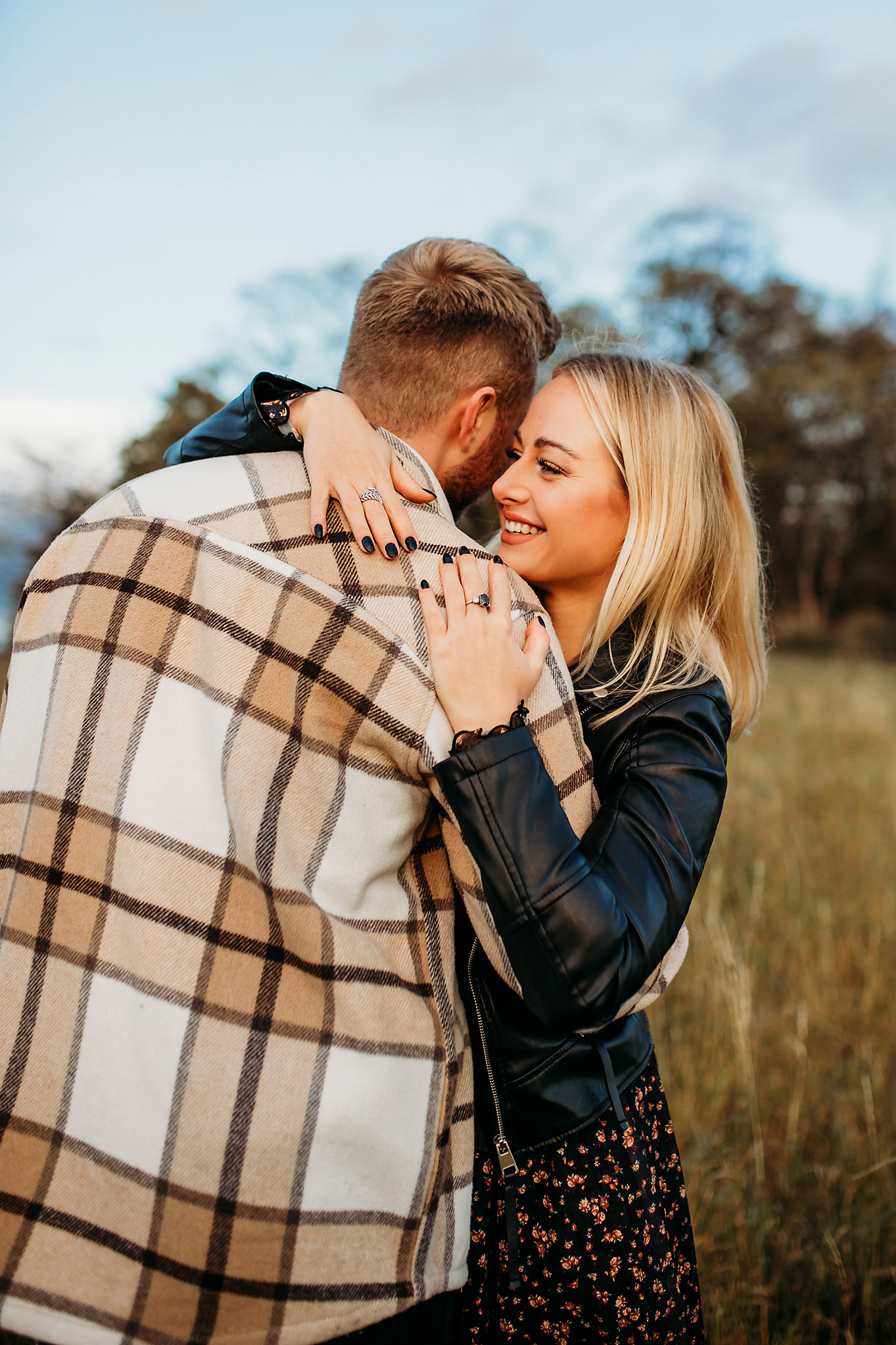 Podzimní focení páru, Západ slunce, Jílové u Prahy, Romantické fotografie, Podzimní láska, Fotografie podzimního západu slunce, Fotografka v Praze, Párová fotografie, Podzimní kouzlo, Barakinska Photography.