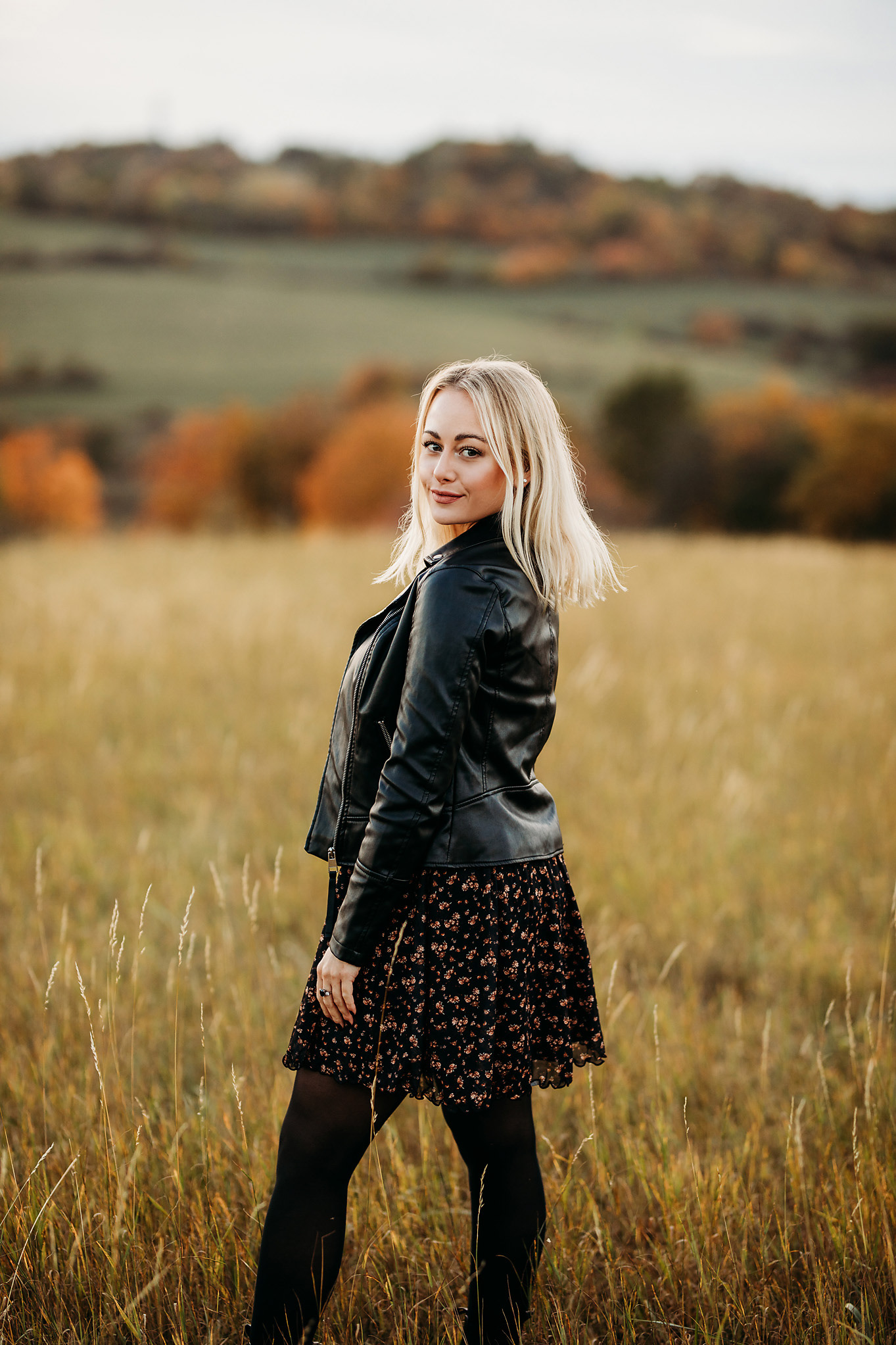 Podzimní focení páru, Západ slunce, Jílové u Prahy, Romantické fotografie, Podzimní láska, Fotografie podzimního západu slunce, Fotografka v Praze, Párová fotografie, Podzimní kouzlo, Barakinska Photography.