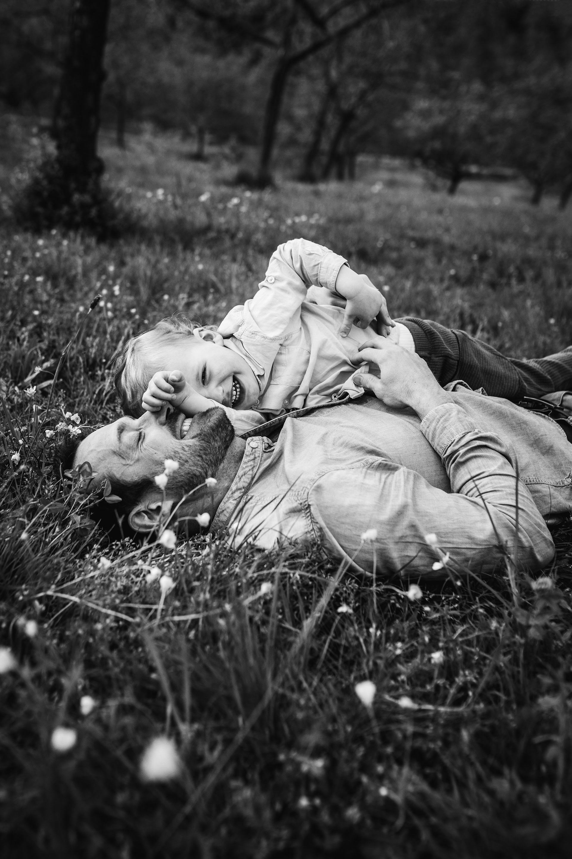 táta a syn, jarní focení, petřín, rodina, rodinný fotograf, kamenice u prahy, praha, Bára Kinská, rozkvetlé sady, krásné fotky, rozkvetlá louka, emoce, láska