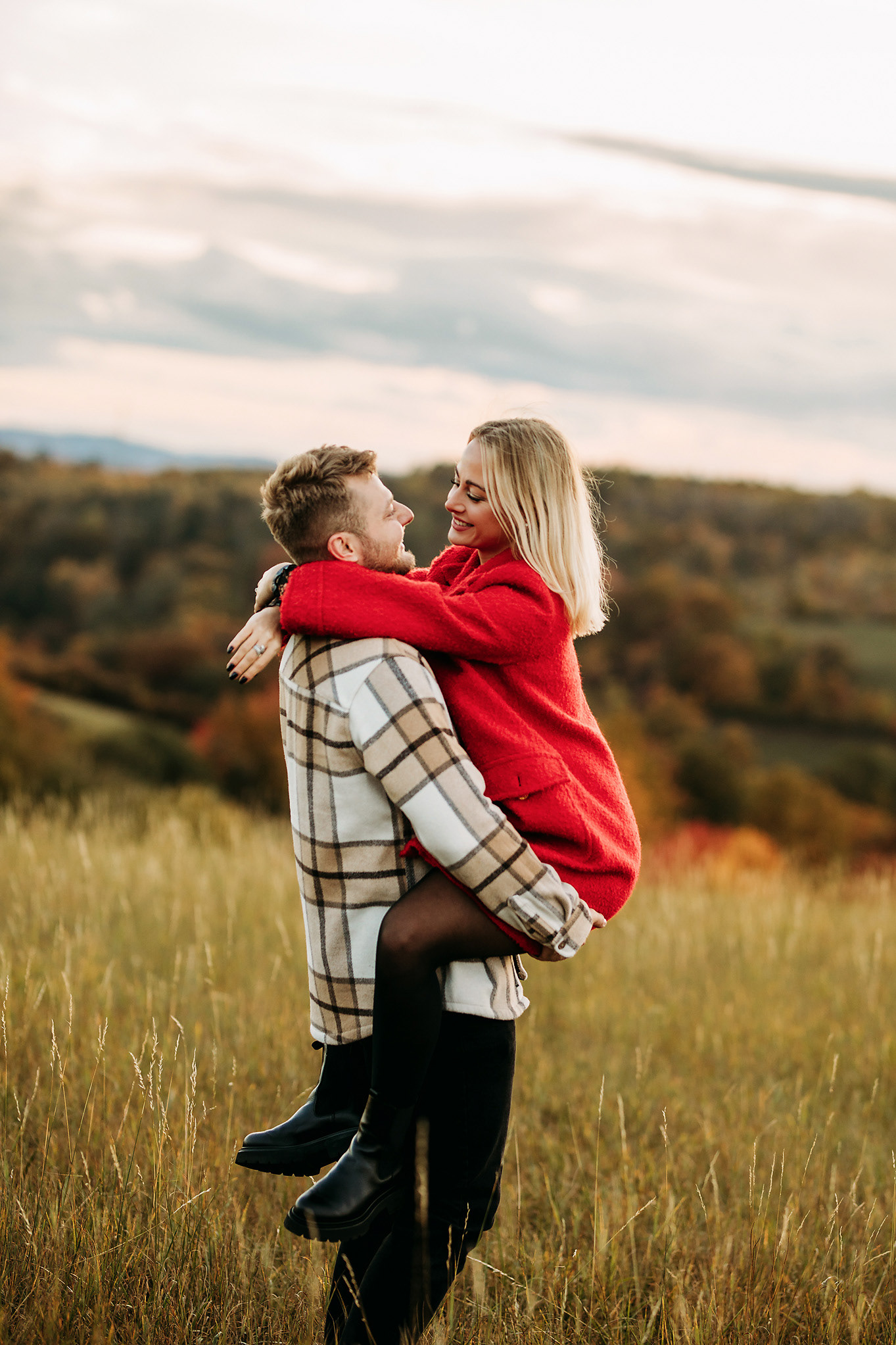Podzimní focení páru, Západ slunce, Jílové u Prahy, Romantické fotografie, Podzimní láska, Fotografie podzimního západu slunce, Fotografka v Praze, Párová fotografie, Podzimní kouzlo, Barakinska Photography.