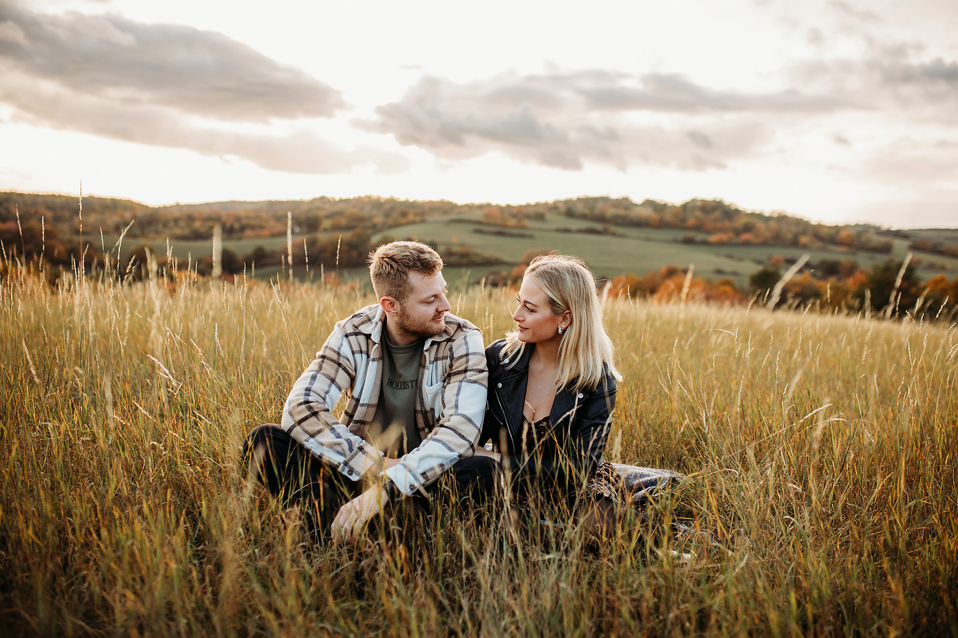 Podzimní focení páru, Západ slunce, Jílové u Prahy, Romantické fotografie, Podzimní láska, Fotografie podzimního západu slunce, Fotografka v Praze, Párová fotografie, Podzimní kouzlo, Barakinska Photography.