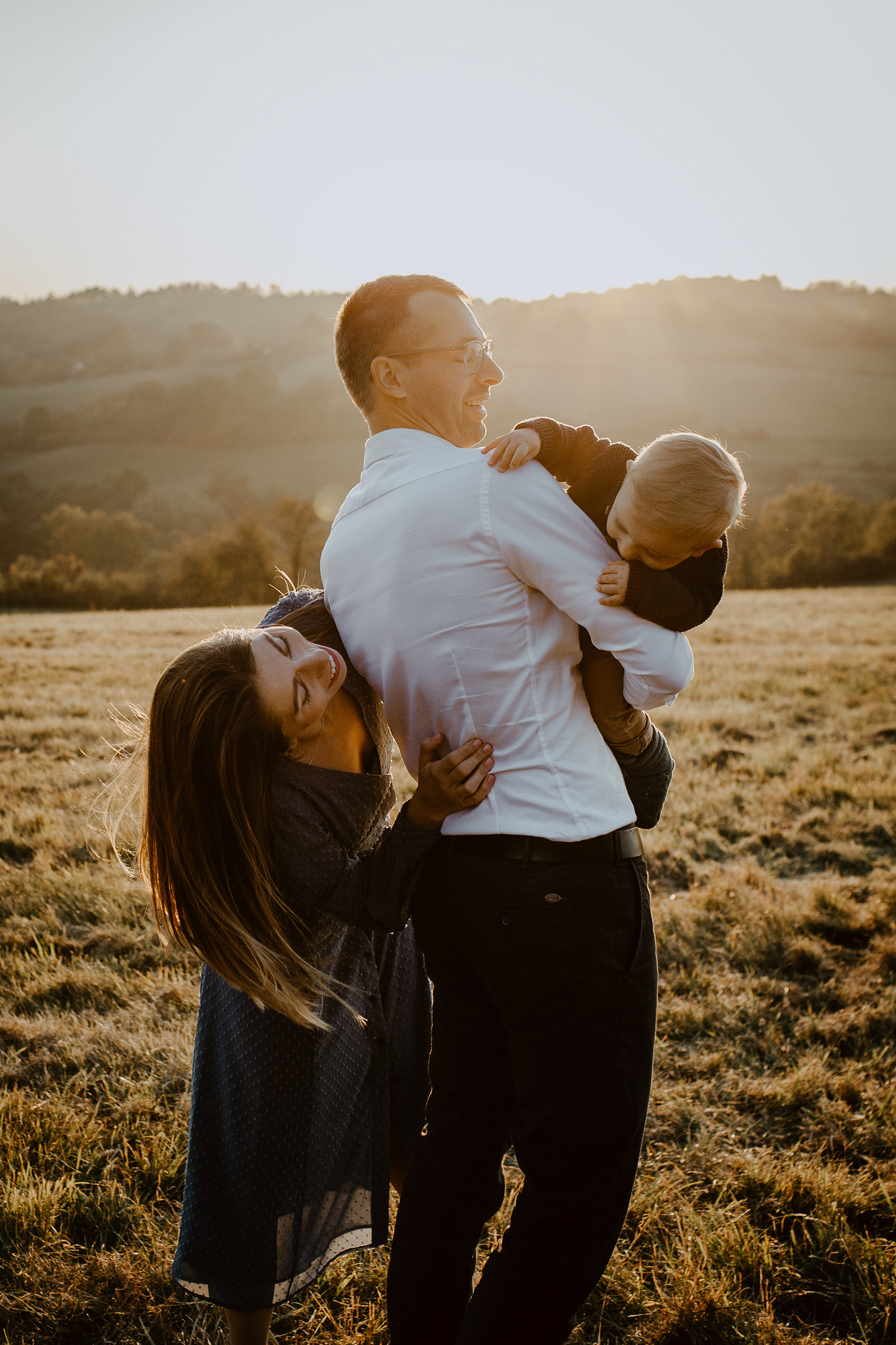 rodinný fotograf jílové u prahy, kamenice, lifestylová fotografie, houpačka, výhled do krajiny, maminka