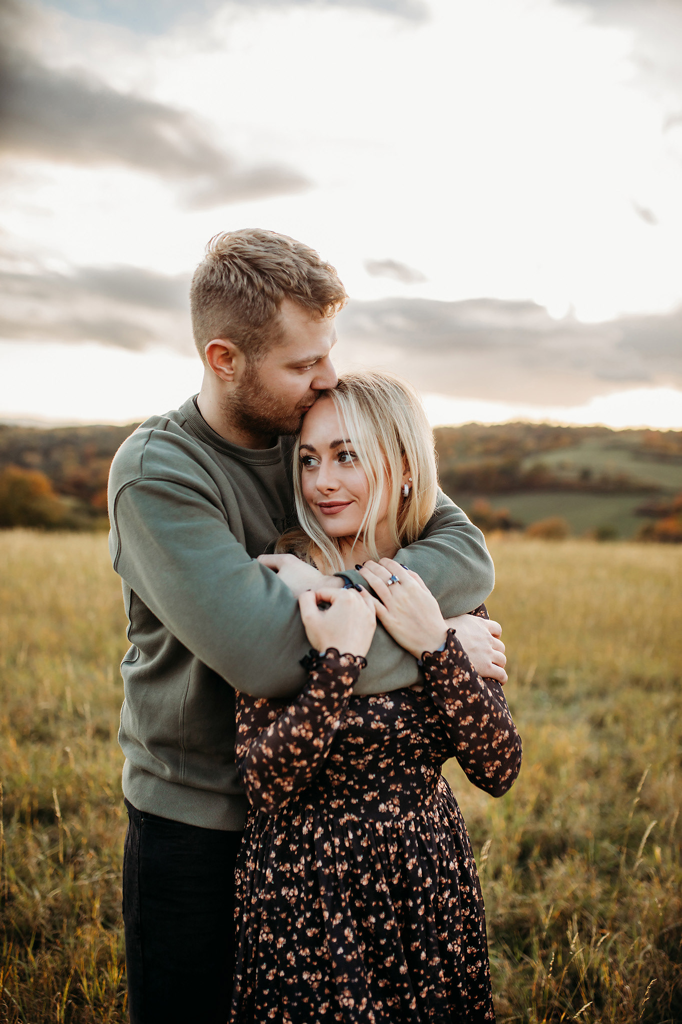 Podzimní focení páru, Západ slunce, Jílové u Prahy, Romantické fotografie, Podzimní láska, Fotografie podzimního západu slunce, Fotografka v Praze, Párová fotografie, Podzimní kouzlo, Barakinska Photography.