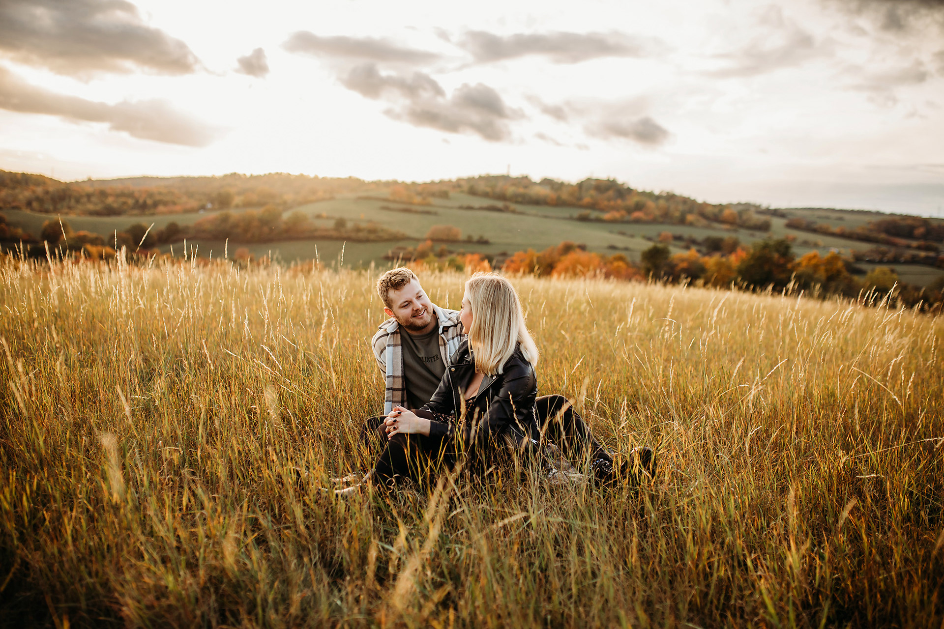 Podzimní focení páru, Západ slunce, Jílové u Prahy, Romantické fotografie, Podzimní láska, Fotografie podzimního západu slunce, Fotografka v Praze, Párová fotografie, Podzimní kouzlo, Barakinska Photography.