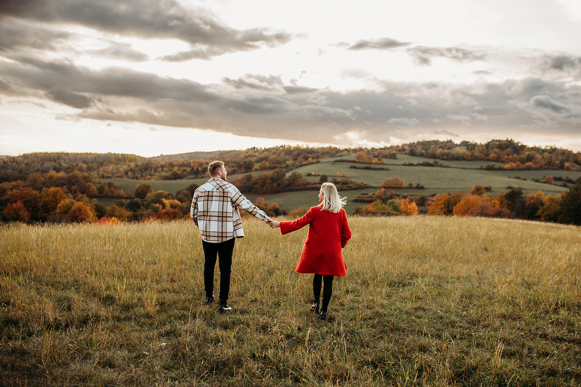 Podzimní focení páru, Západ slunce, Jílové u Prahy, Romantické fotografie, Podzimní láska, Fotografie podzimního západu slunce, Fotografka v Praze, Párová fotografie, Podzimní kouzlo, Barakinska Photography.