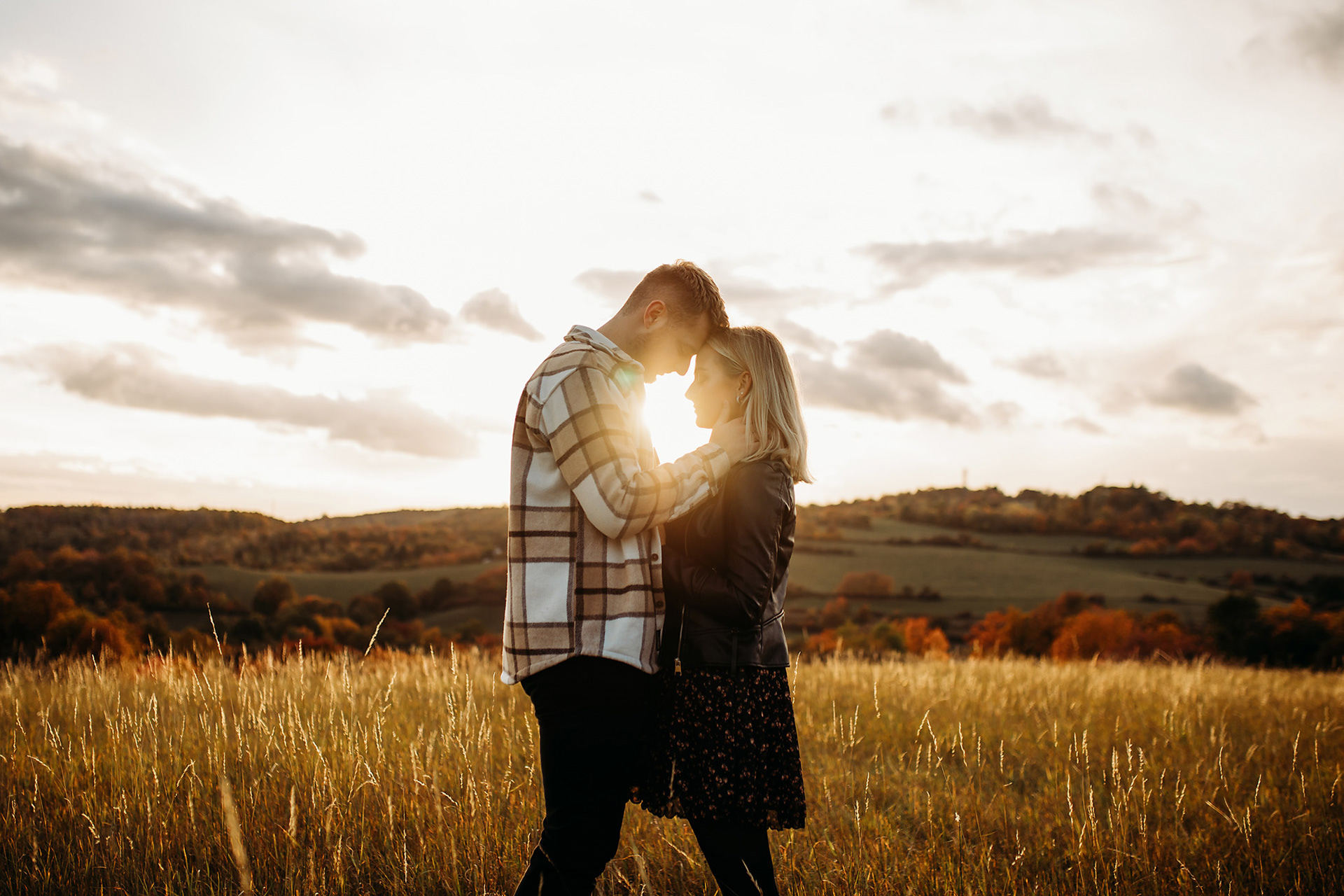Podzimní focení páru, Západ slunce, Jílové u Prahy, Romantické fotografie, Podzimní láska, Fotografie podzimního západu slunce, Fotografka v Praze, Párová fotografie, Podzimní kouzlo, Barakinska Photography.