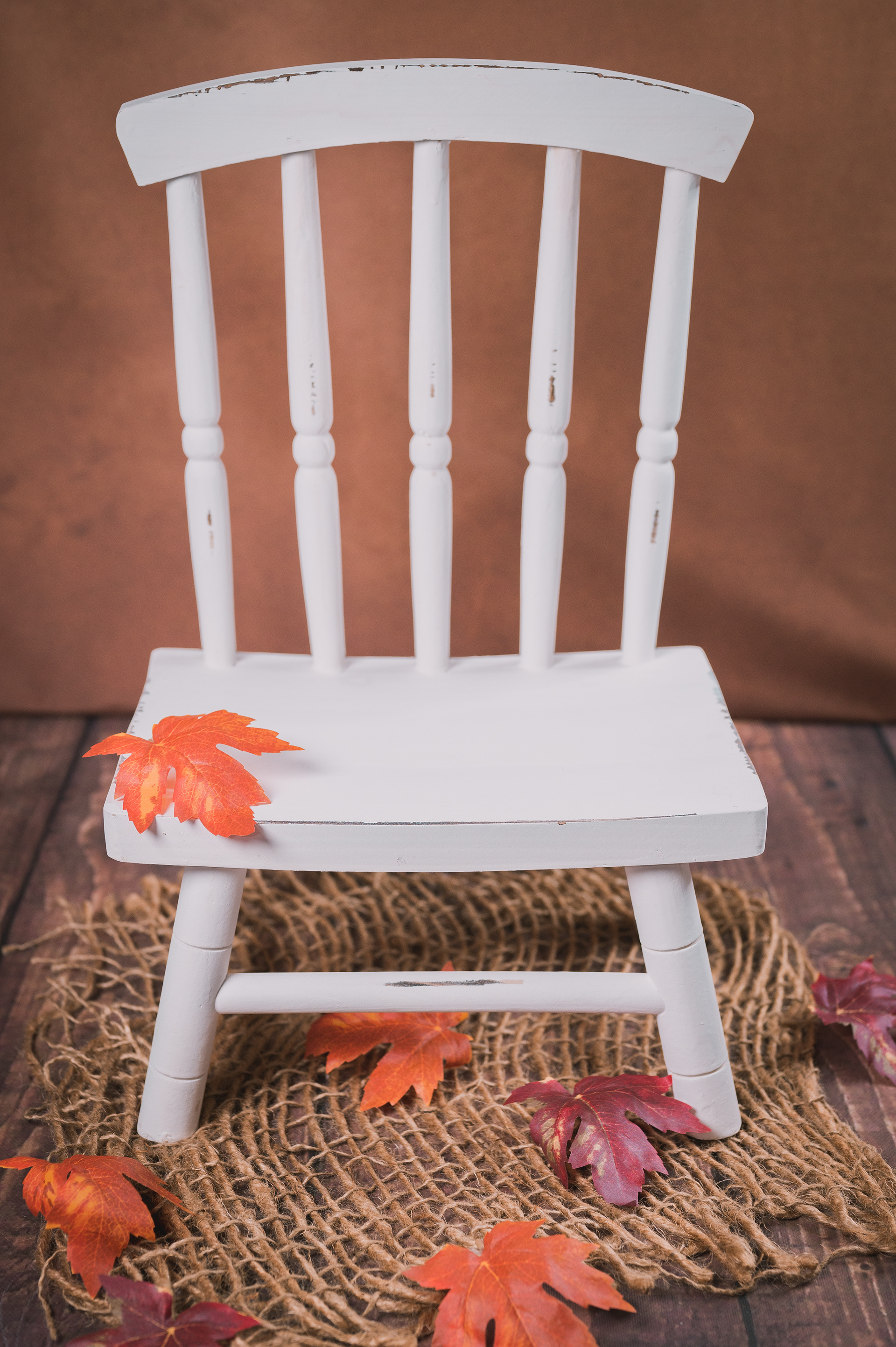 Lille stol med seglgarn og efterårsblade