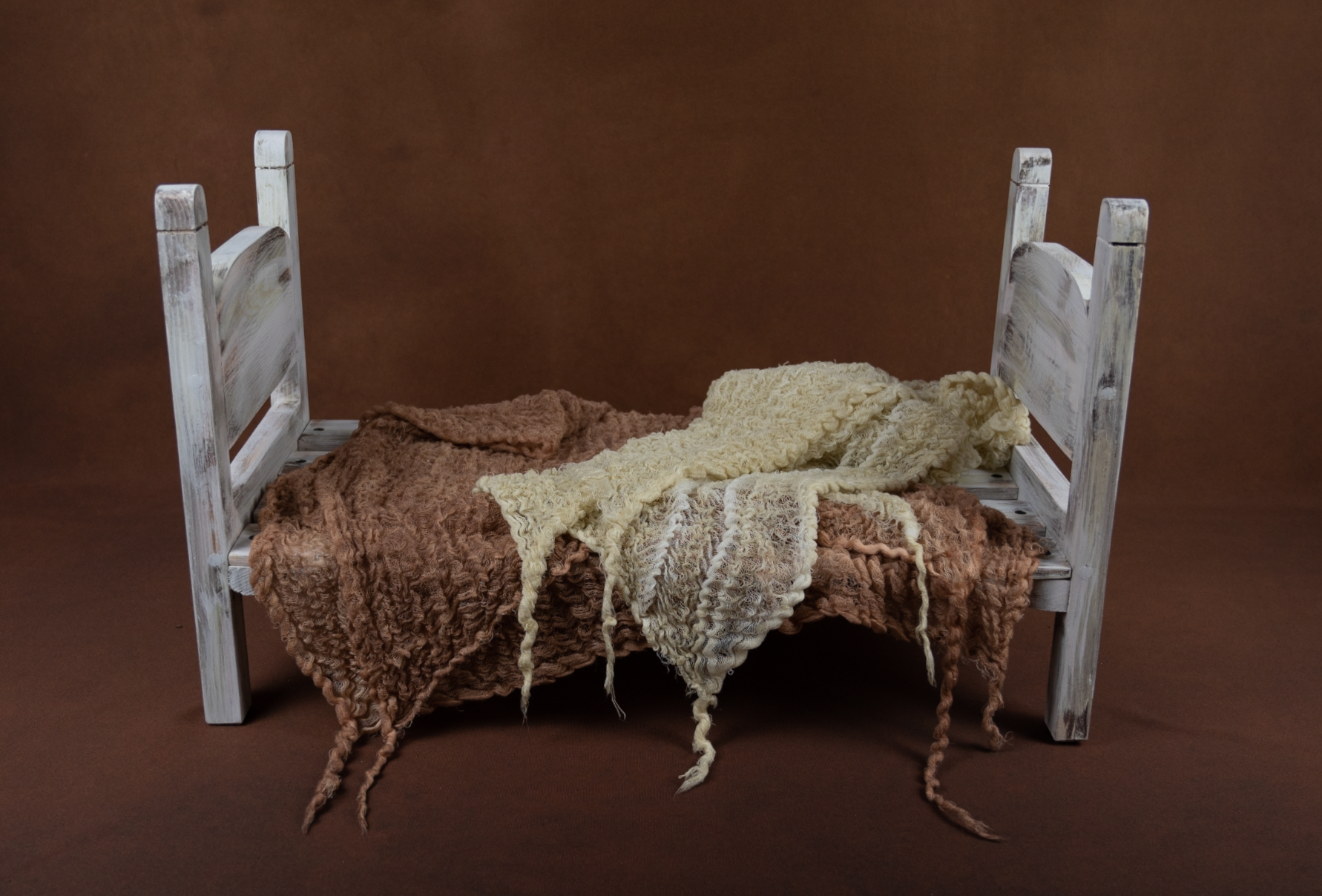 Lille seng med brun baggrund