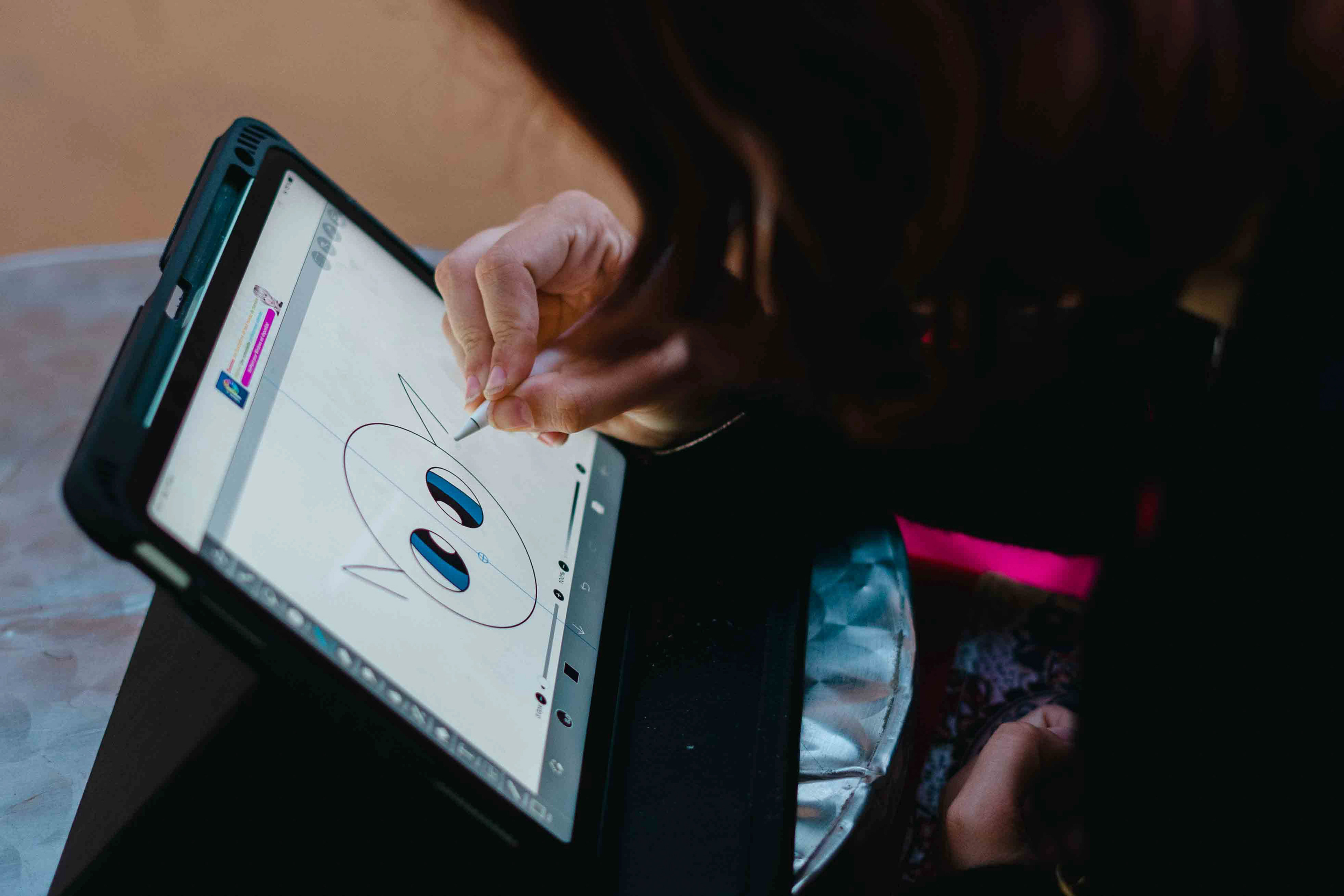 Julie Delclos en train de dessiner un nouveau personnage qui sera présent dans ses bandes dessinées.