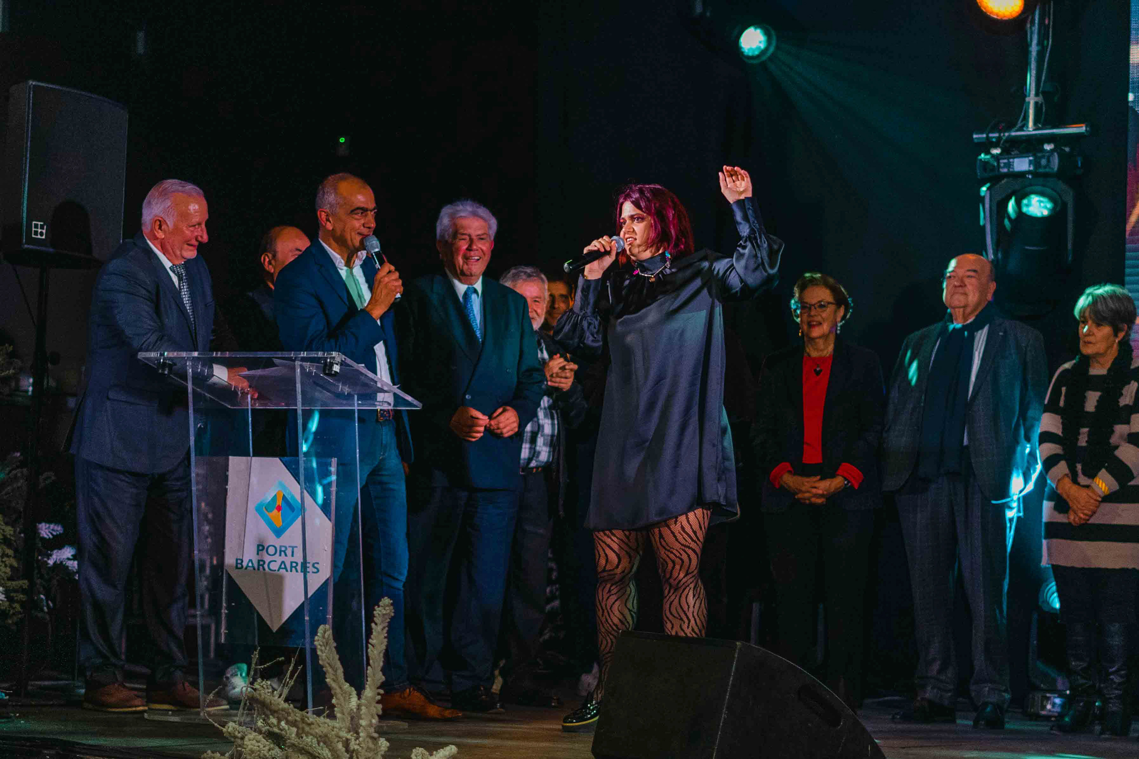 Emotive, Julie bouleverse le public avec son message de solidarité.