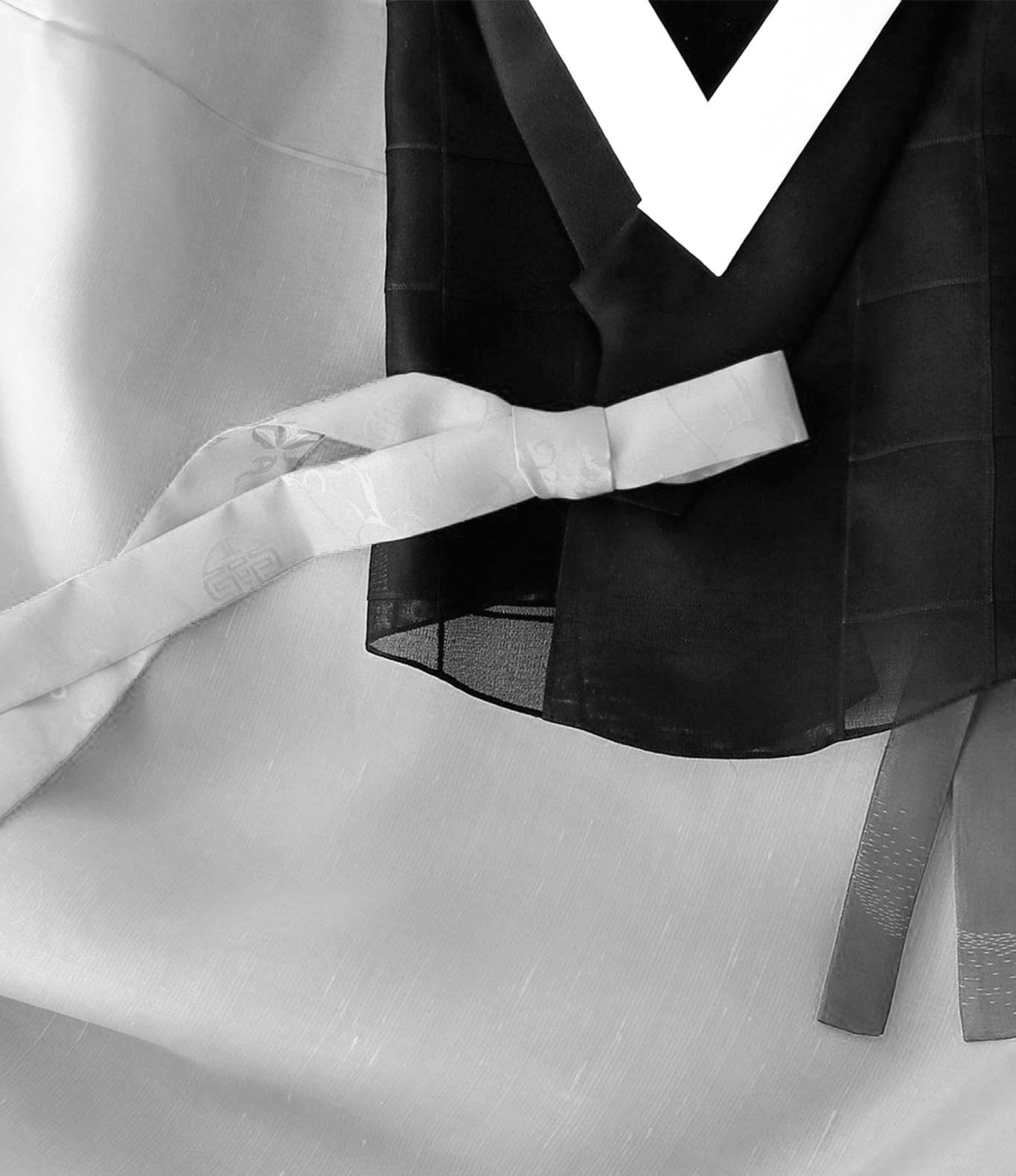 Goreum is a string used to fasten the hem of upper garments. In particular, It is a unique characteristic of hanbok. This kind of shape can only be seen in hanbok, even in East Asian traditional clothing.