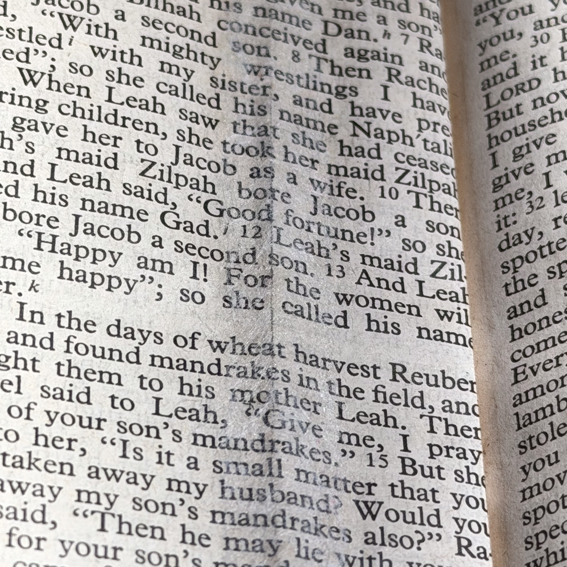 Esta rasgadura fue mayor por un pliegue y craquelación del papel.