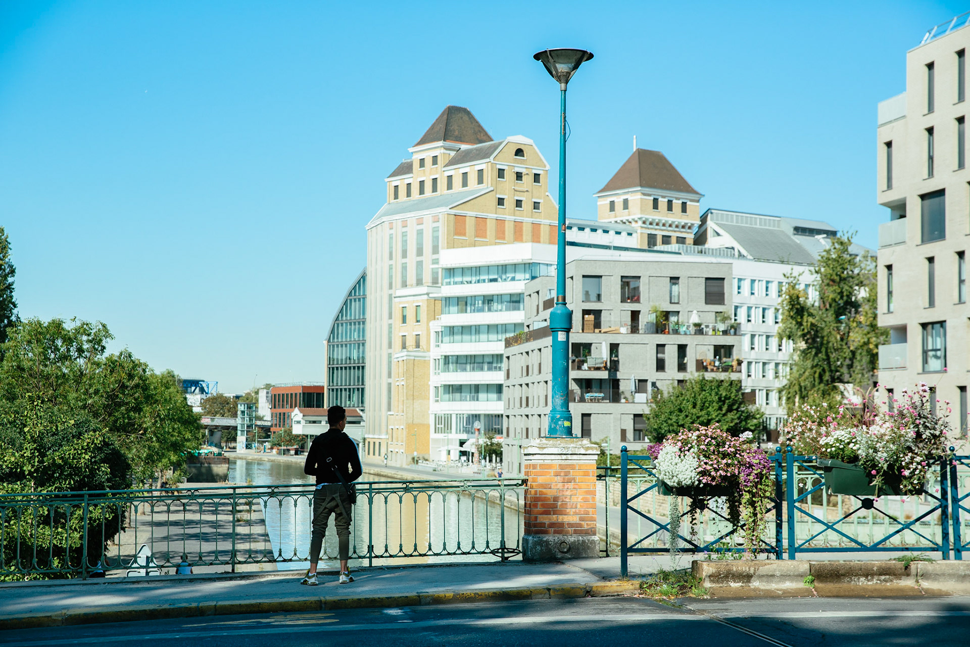 Les Grands Moulins de Pantin, bâtiment marquant à l’orée du périphérique, datent de la fin XIXe siècle, vestige industriel, ils sont réhabilités dans les années 2000. Vue à deux pas de la Mairie de Pantin depuis le pont.