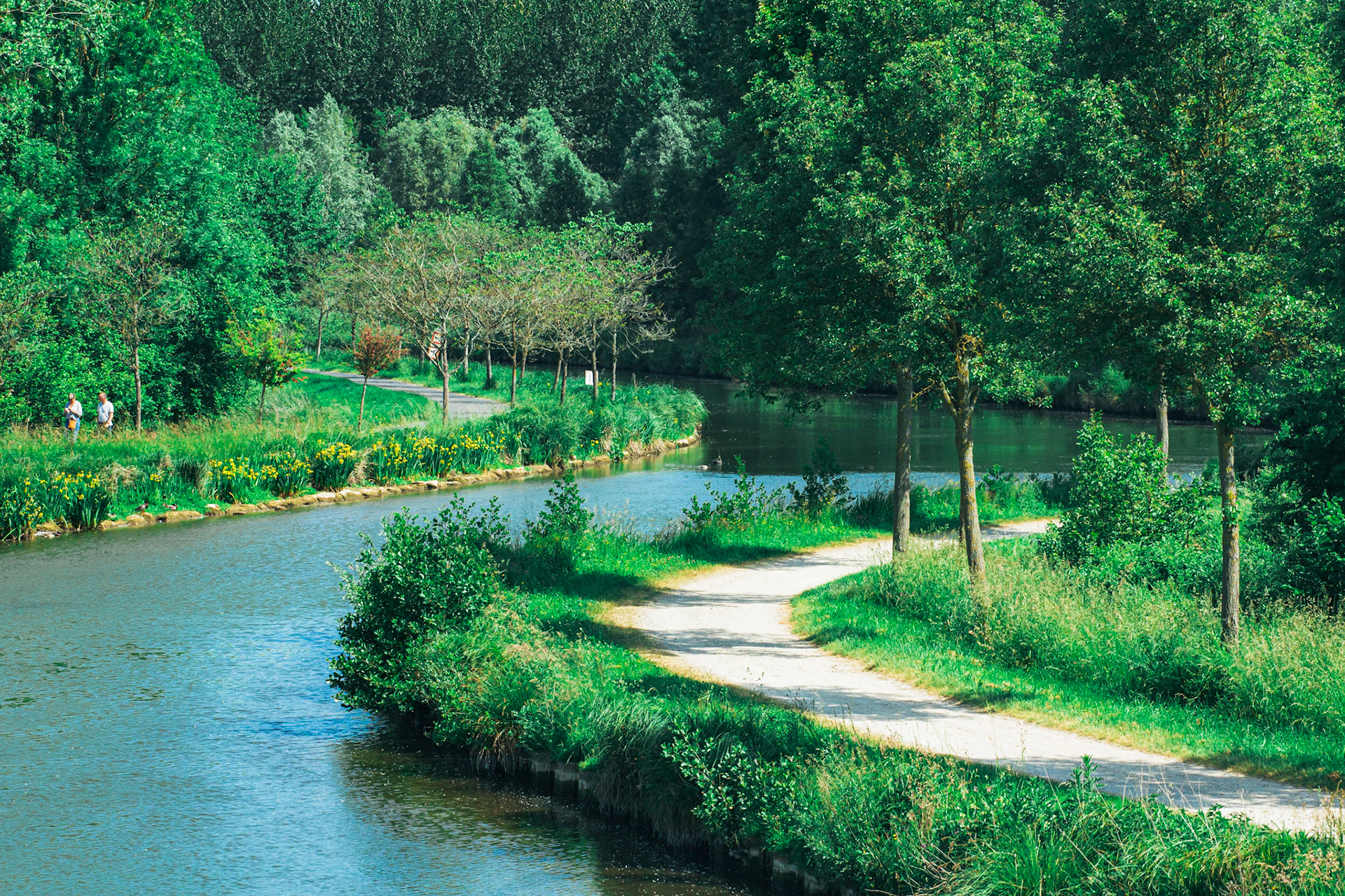 En se rapprochant de l’amont, le canal de l'Ourcq serpente.