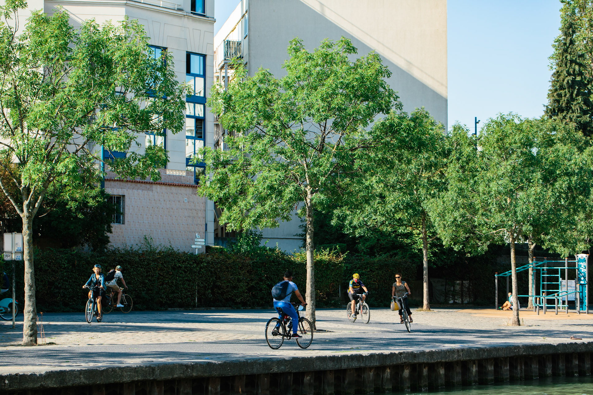 Le bal des cyclistes, la piste serpente à Pantin.