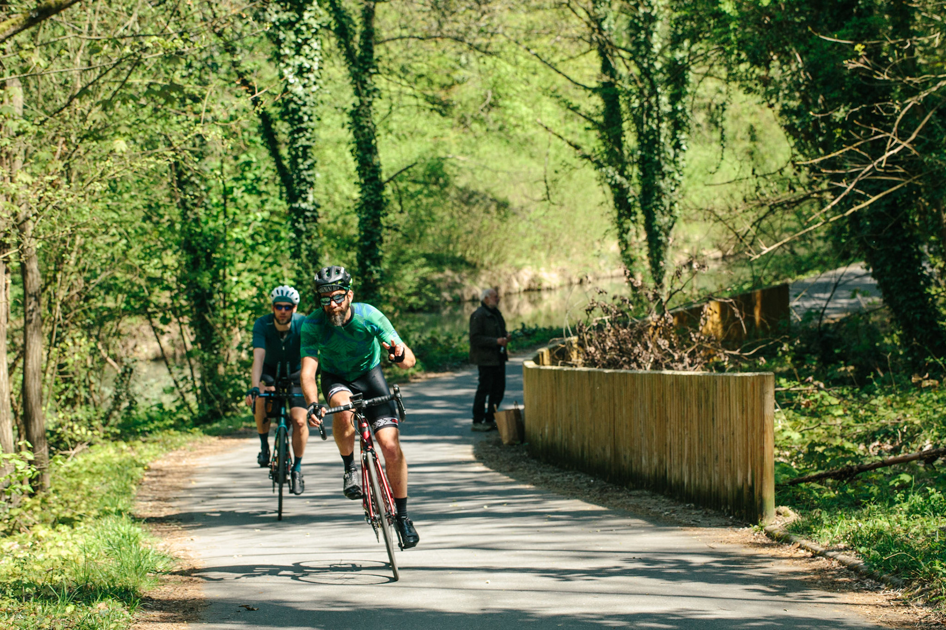 Le canal de l’Ourcq est plat jusqu’à la poudrerie, propice aux déambulations de vélo enfantins, et de poussettes. Au delà, les jambes musclées travaillent à la suite d’une succession de montées et de descentes sur plusieurs kilomètres.