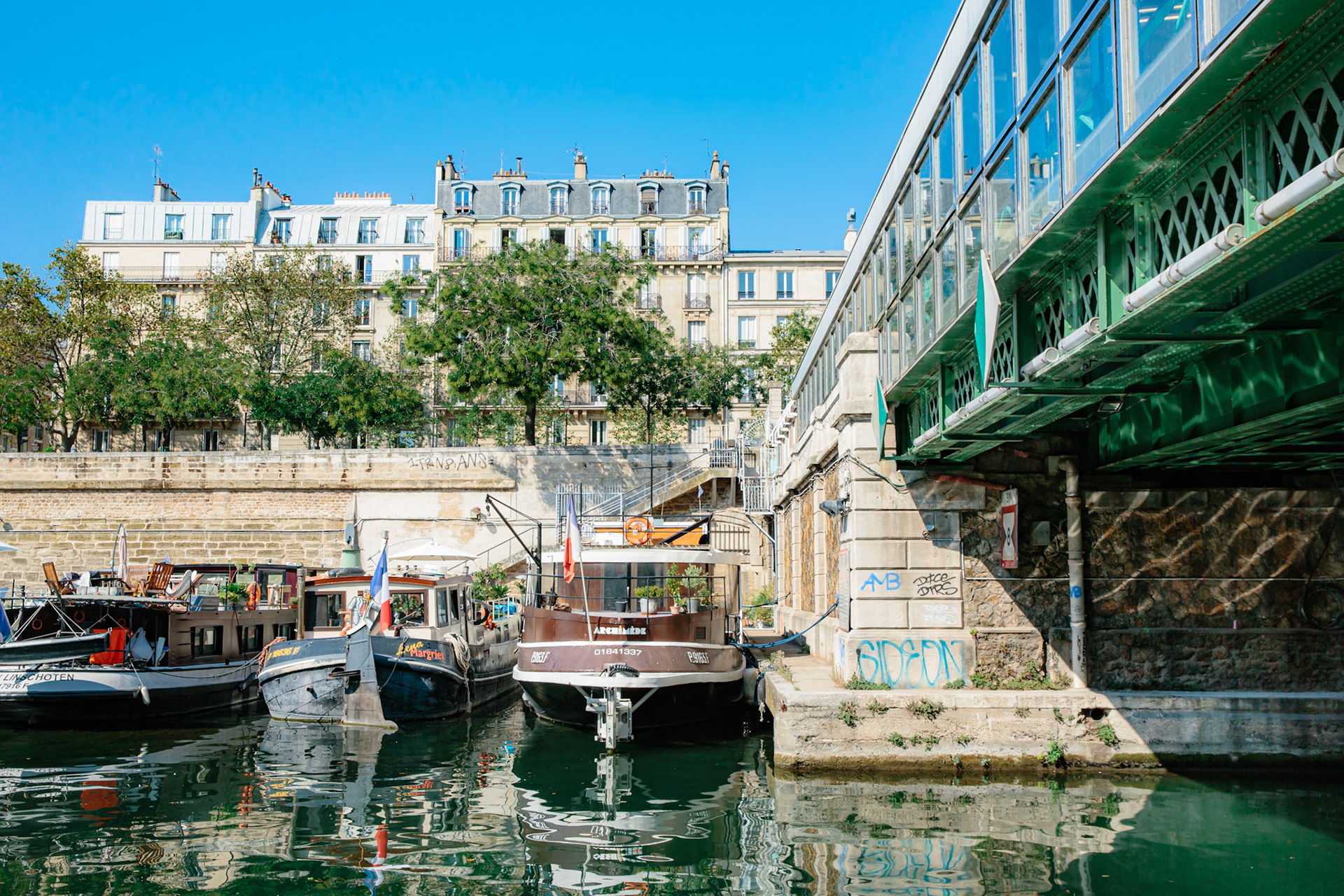 A la croisée des mobilités, la ligne 1 du métro enjambe le canal. Au delà, le canal devient souterrain sur plusieurs kilométres.