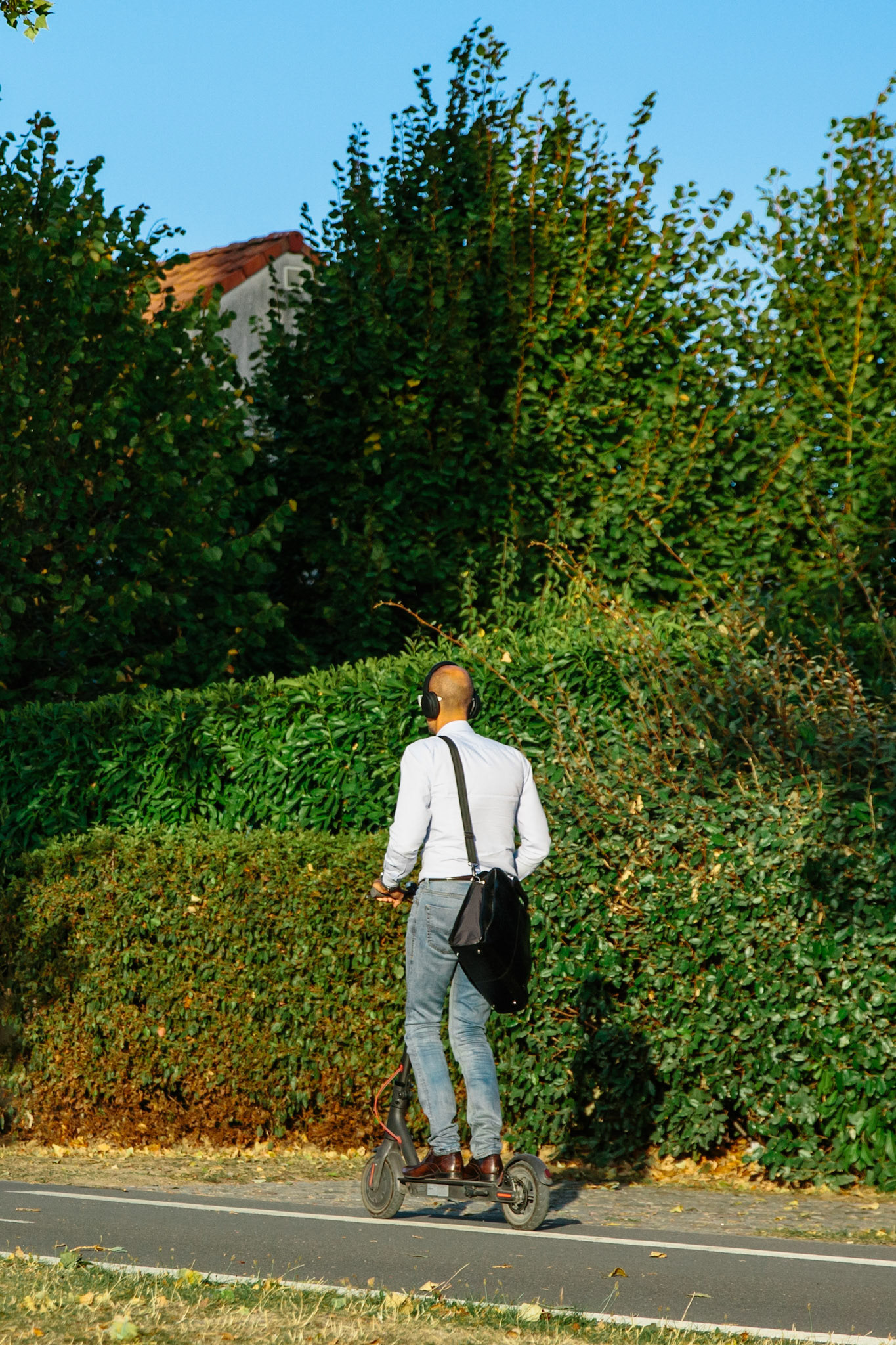 C’est la fin de l’après-midi. Chemise classe, sac à bandoulière noir, cet homme rentre de son travail, sur sa trottinette électrique, le long du canal de l’Ourcq. Une vision idyllique, élégante et moderne du trajet travail-domicile.