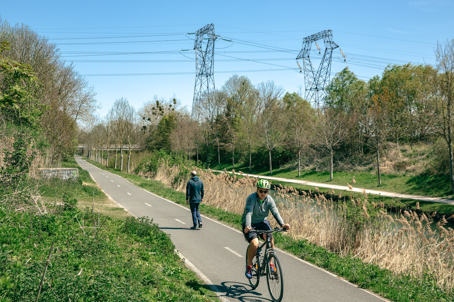 Malgré ses apparences de lieu idyllique, le canal traverse un milieu urbain très dense. Les villes s’enchainent sans discontinuité, Et là, en sortie de Villeparisis, l’horizon se dégage, enfin... presque. Cachez moi ces lignes à haute tension que je ne saurez voir. Elles déchirent le paysage à l’abris des regards, symbole visuelle d’une nouvelle transition dans notre balade.