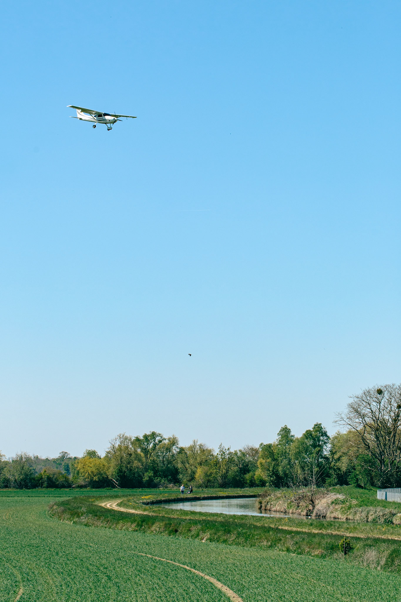 Au dessus des têtes, un petit avion survole le canal de l'Ourcq en direction de l'aérodrome Meaux-Esbly.