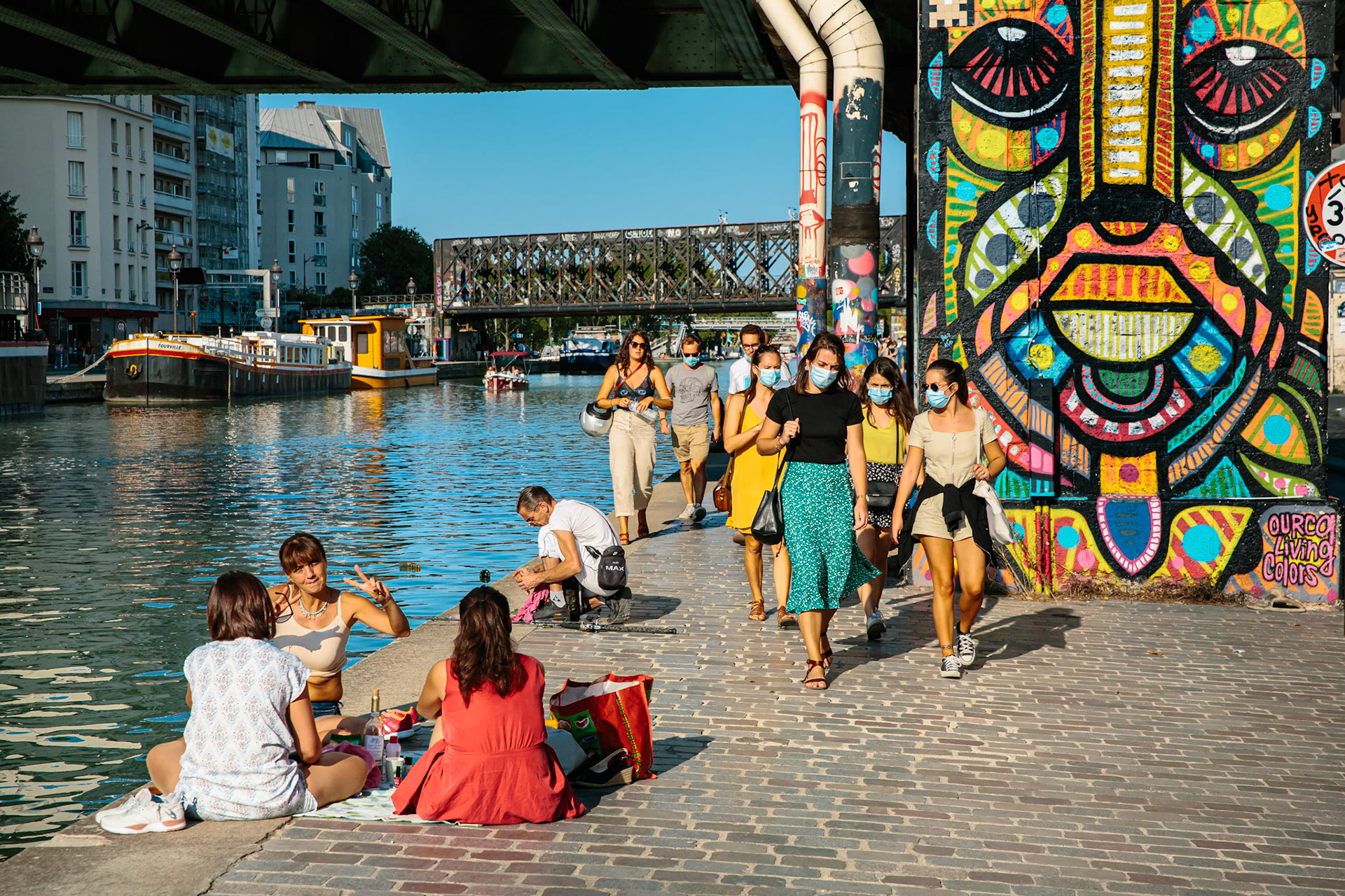 On remonte par le bassin de la Villette. On approche de la « Golden Hour », c’est l’heure de l’apéro sur les bords du canal de l’Ourcq.