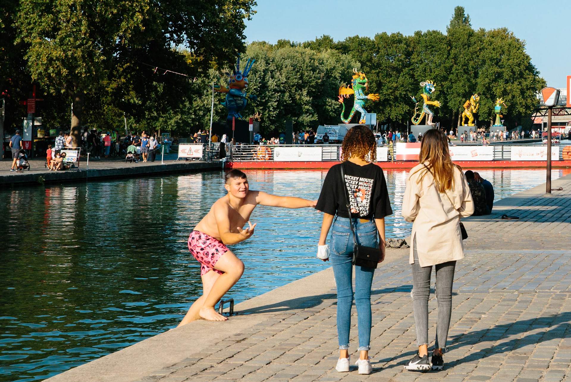 Et si la prévention contre la baignade non encadrée a été renforcé cette année, elle n’empêchera pas les intrépides plongeurs d’impressionner ses spectateur-trices.