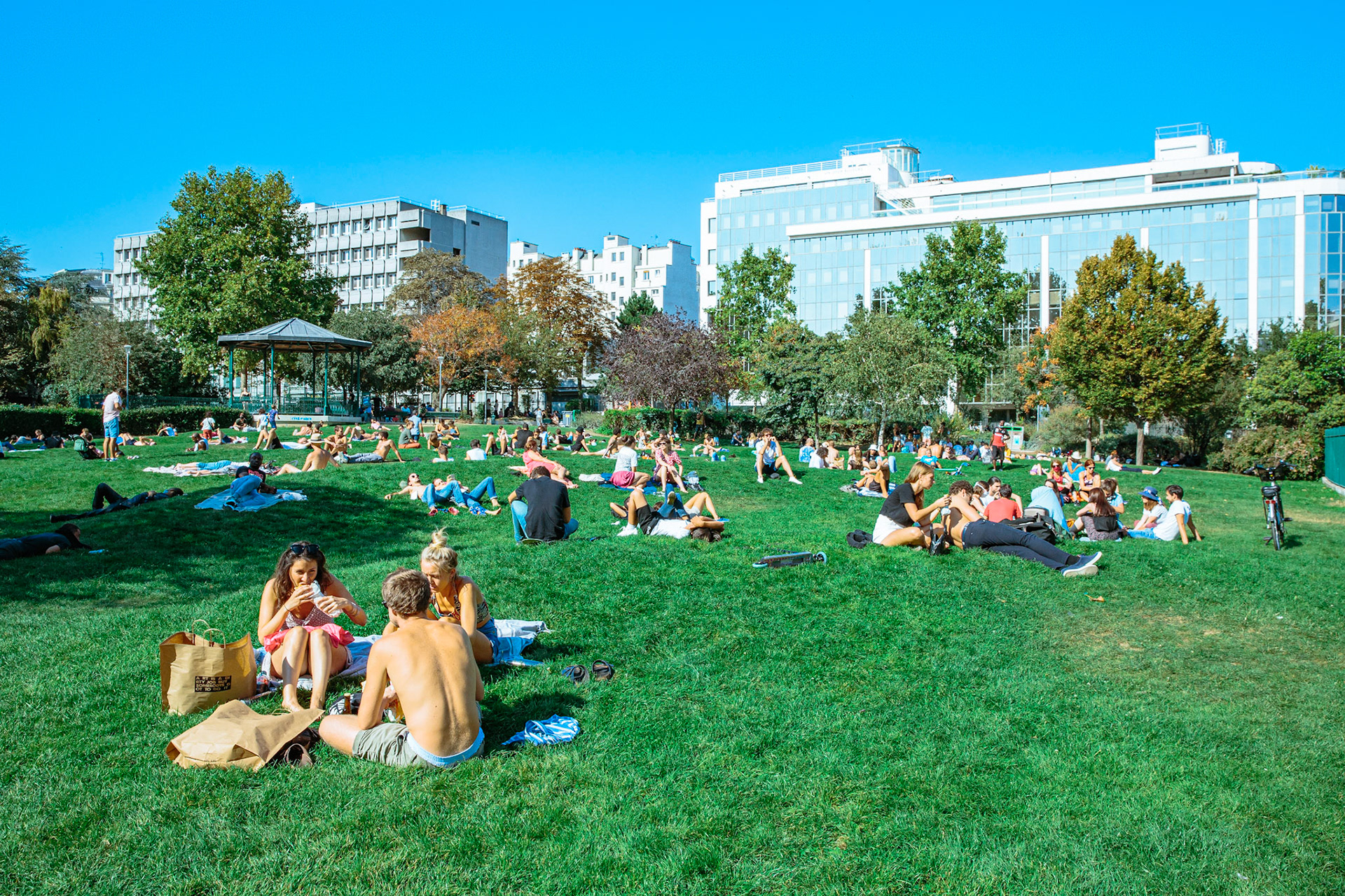 Le jardin villemin à deux pas du canal saint-martin, ses pelouses vallonnées, et les amis qui bronzent, discutent, mangent un sandwich, se reposent allongés.