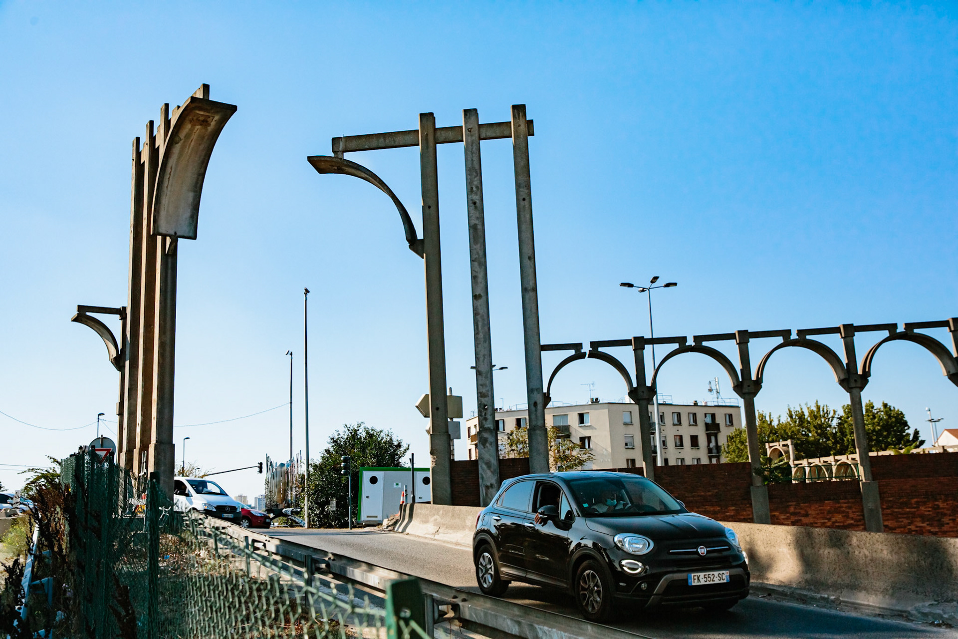 Le pont de Bondy, carrefour de grande importance, à côté du canal de l’Ourcq à Bobigny. On y voit un vestige austère d’un urbanisme daté. Le lieu s’apprête à subir une impressionnante métamorphose avec l’arrivée de la future ligne 15 du métro.