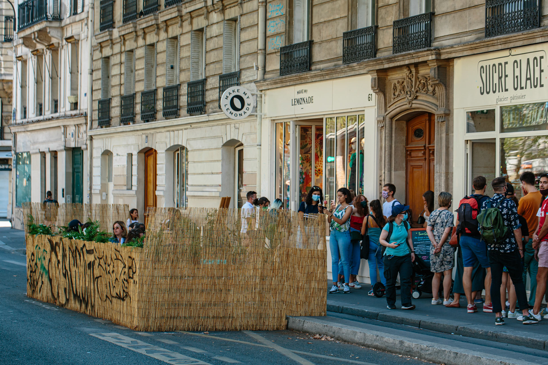 Les Terrasses affichent une curieuse bulle d’évasion. La promiscuité avec l'urbanisme parisien est complexe. Une mince bande cyclable sépare le trottoir de la terrasse, suivi une palissade de fortune.