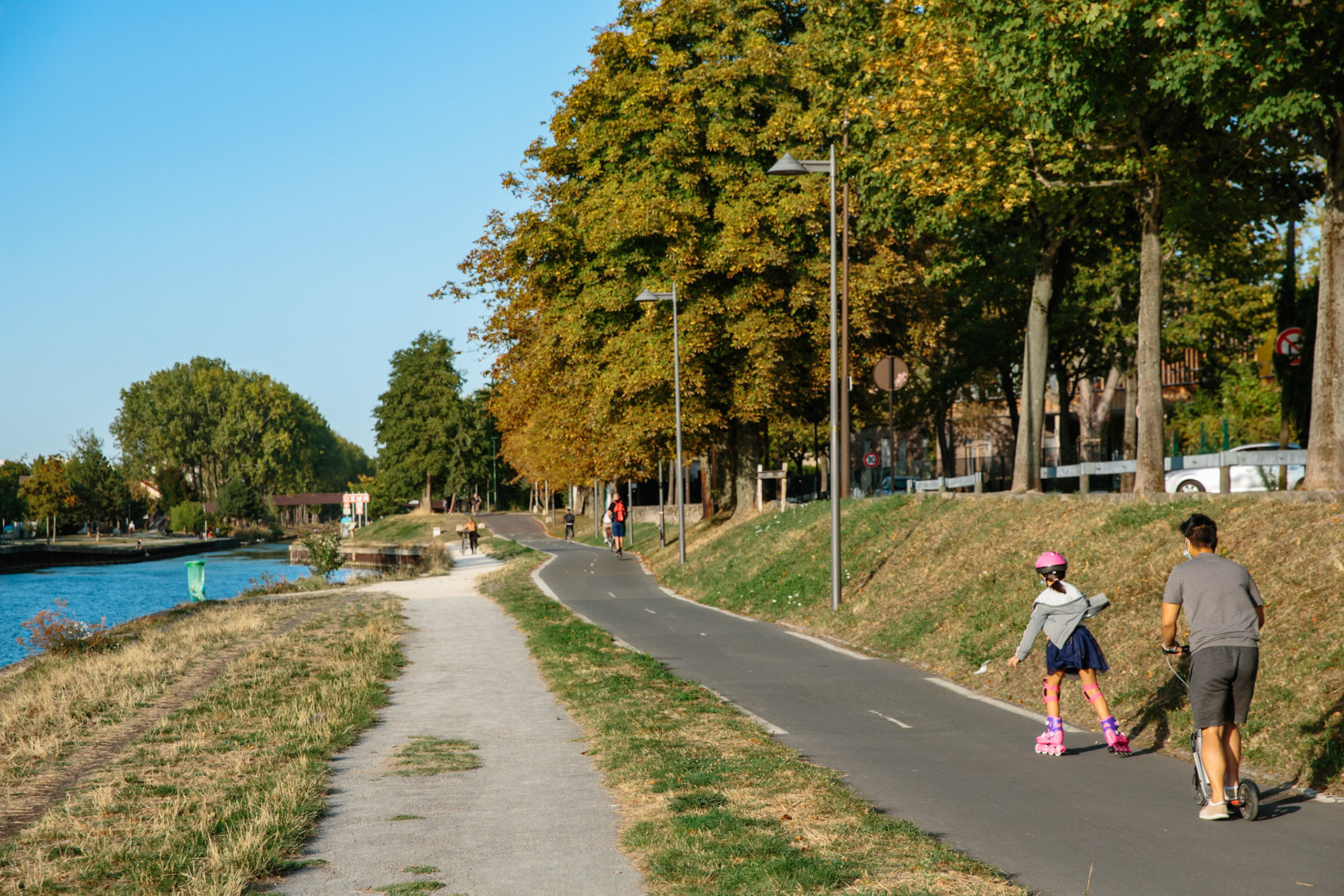 Il ne manquait plus que les rollers à l’appel pour compléter la richesse des usages de cette piste cyclable. A l’écart des voitures, quoi de mieux pour prendre confiance et s’élancer.