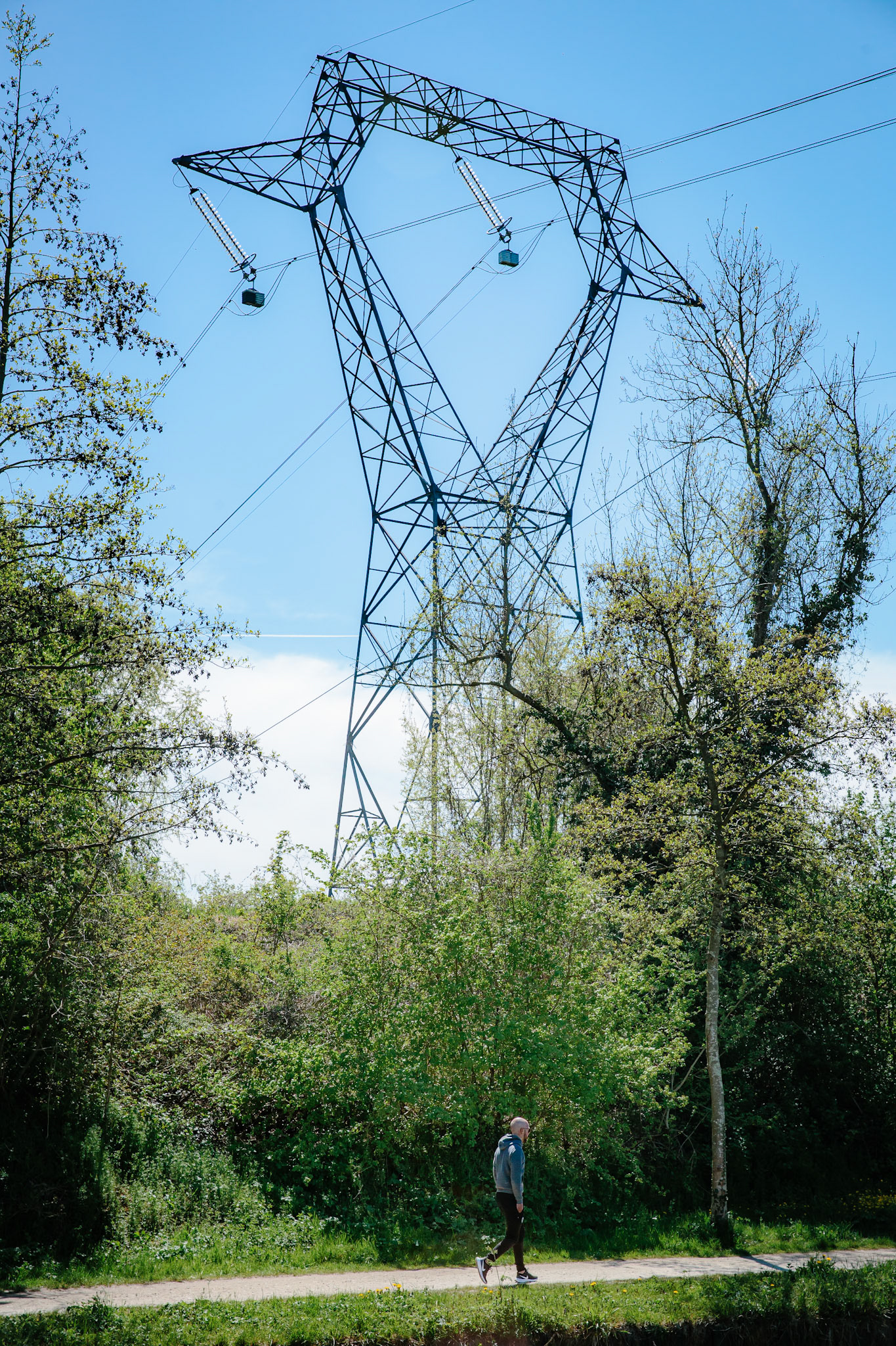L’infiniment petit et l’infiniment grand, balade à pied le long du canal de l’Ourcq au pied d’un pylône électrique.