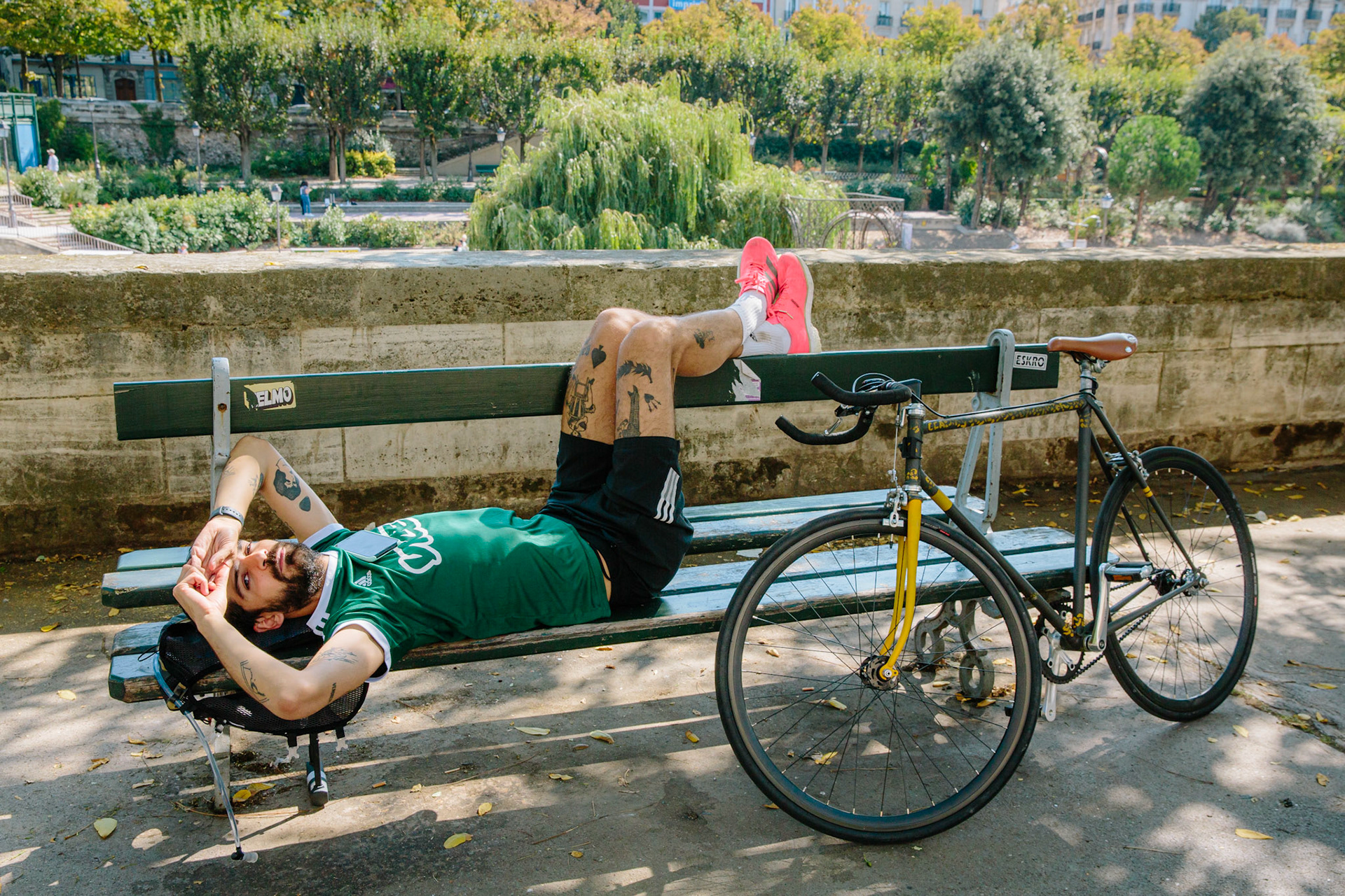 Ce cycliste est parti le matin de Saint Ouen, petite pause téléphone insouciante le long de l'arsenal.