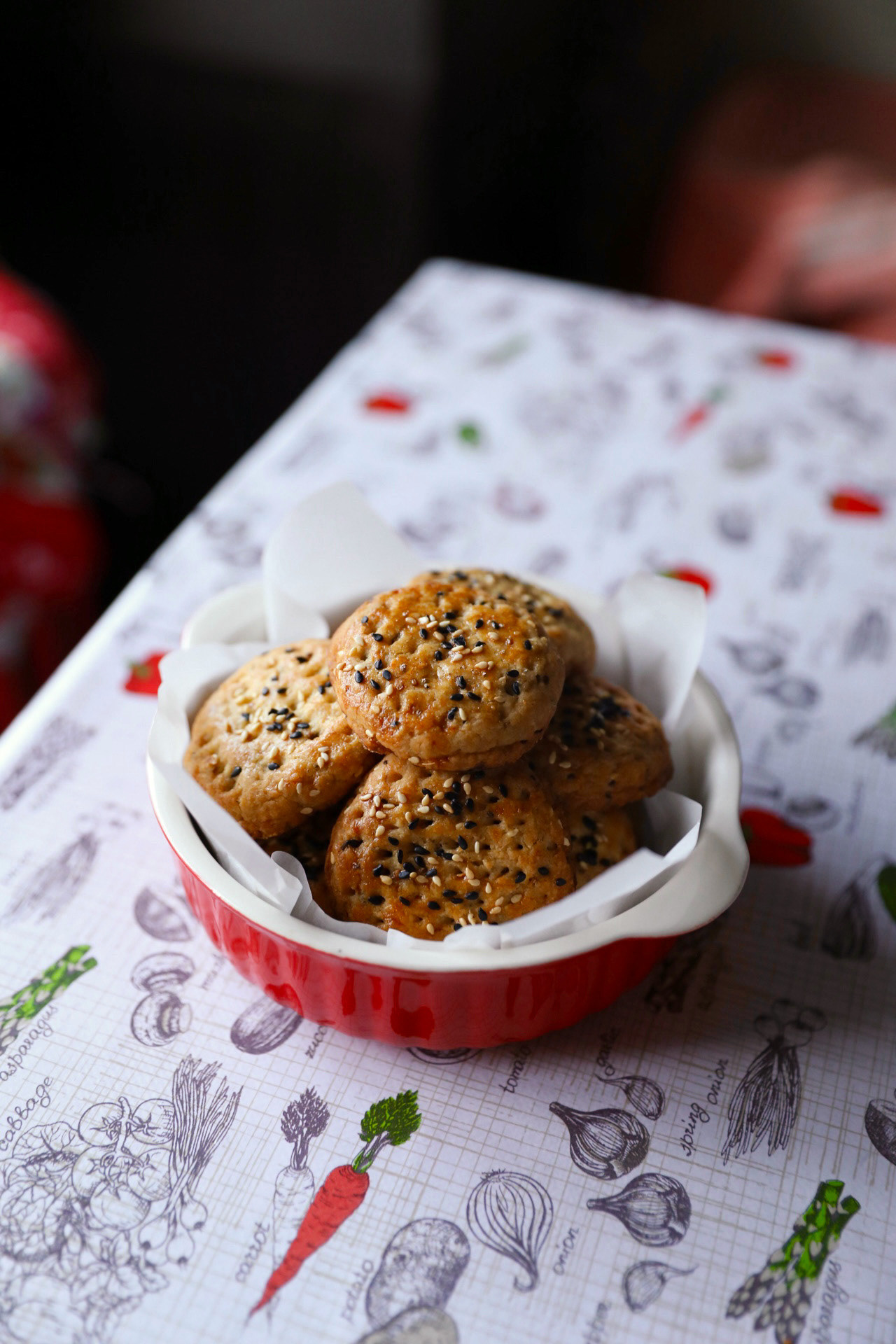 Ka'ak - A crumbly and soft biscuit filled with dates, often sesame-topped. Perfect with tea.
