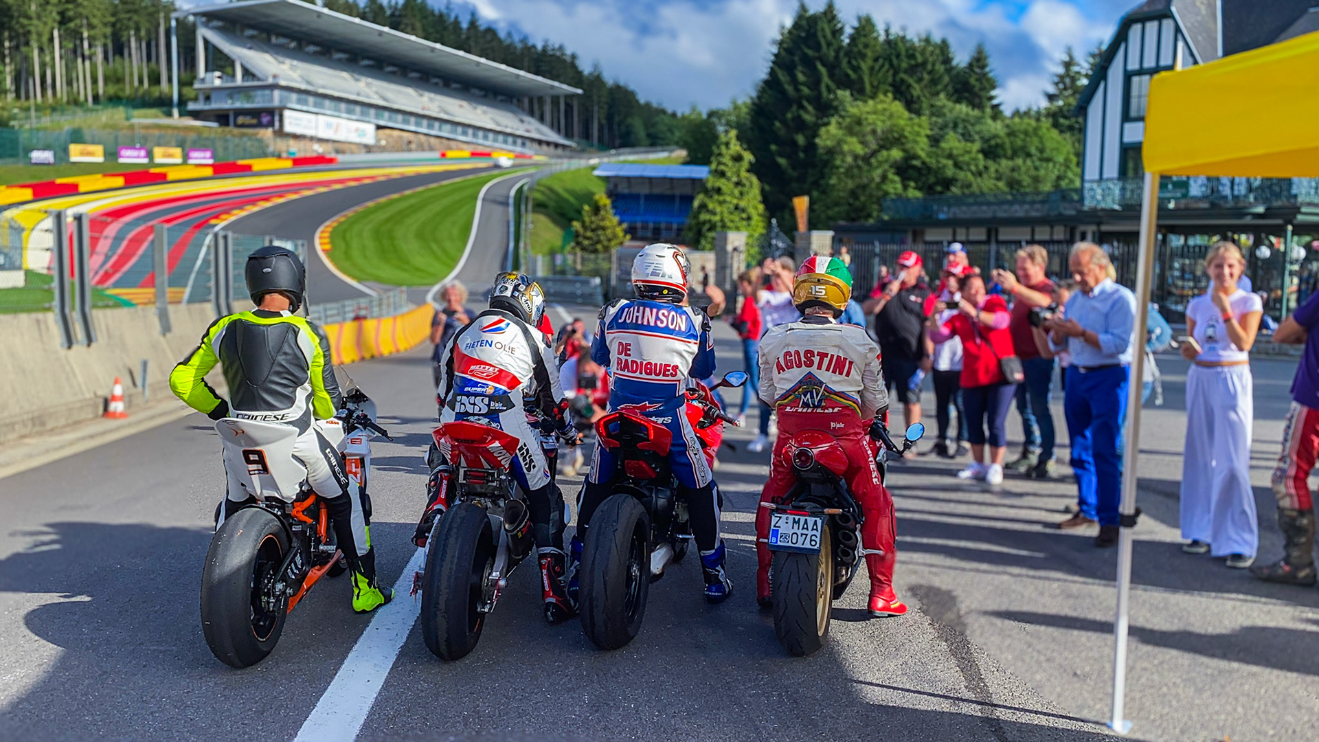 Giacomo Agostini with Didier de Radiguès and other pilots