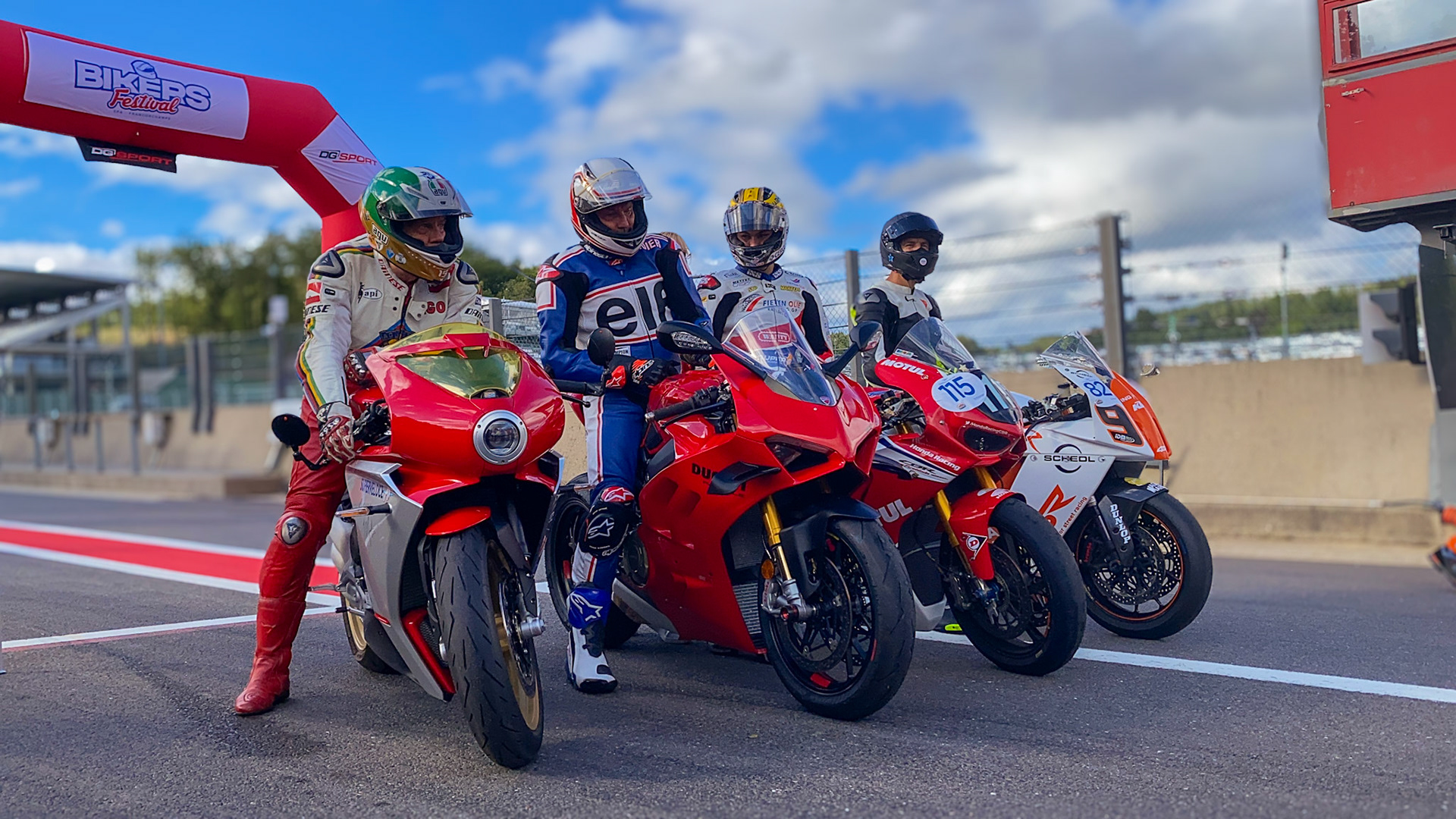 Giacomo Agostini with Didier de Radiguès and other pilots
