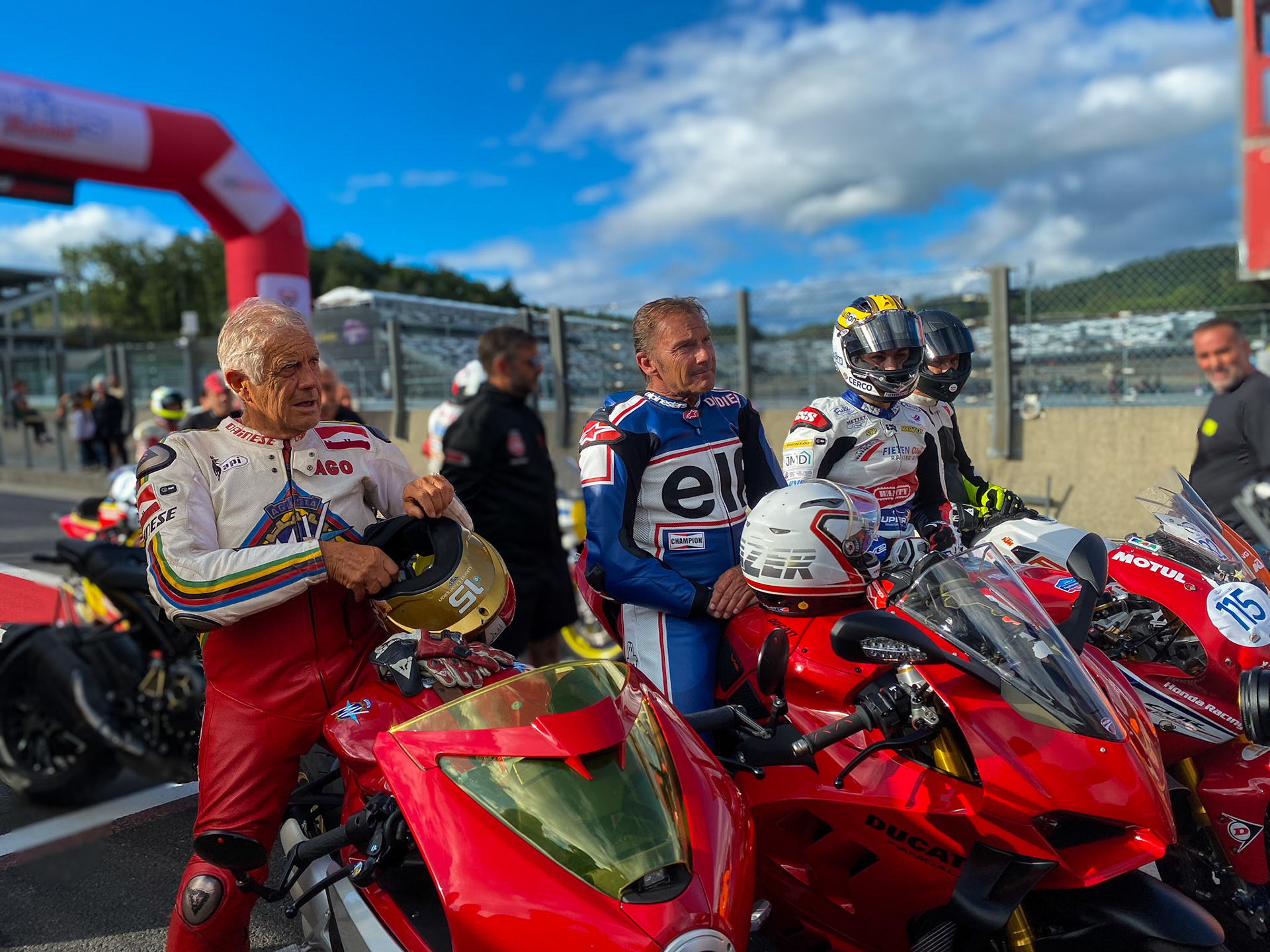 Giacomo Agostini (left) with Didier de Radiguès (right)