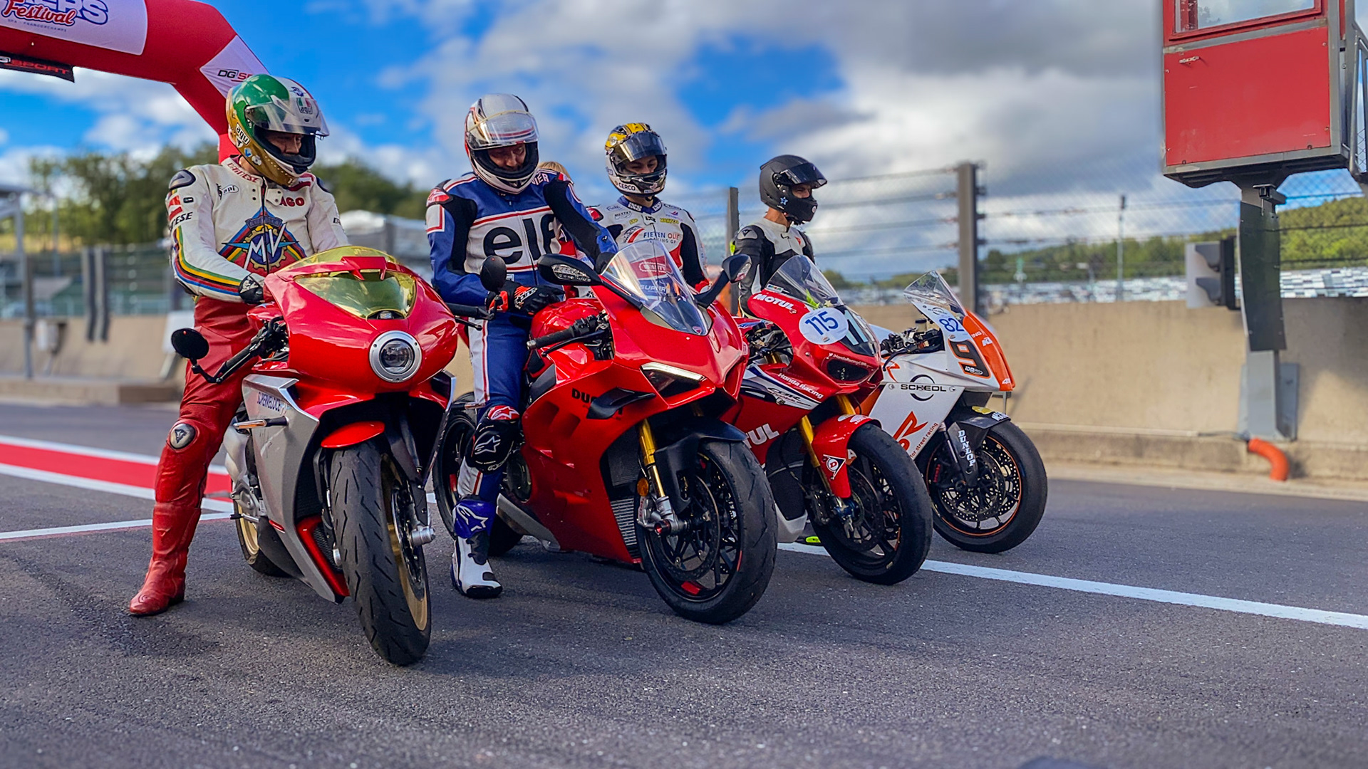 Giacomo Agostini with Didier de Radiguès and other pilots
